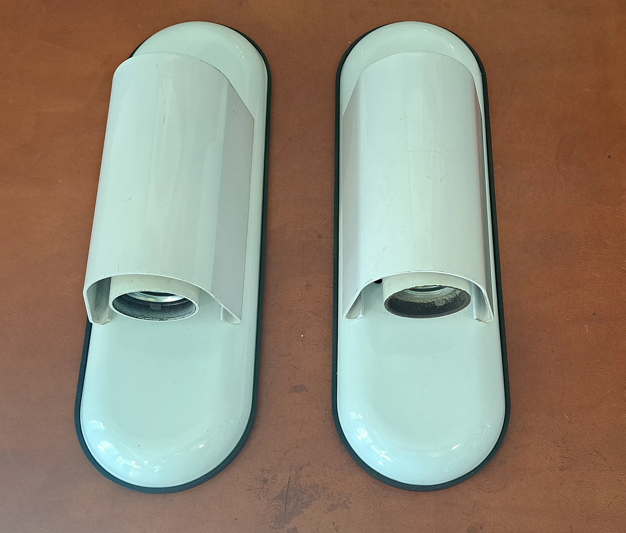 Pair of Vico Magistretti wall sconces for Artemide, 70s 1