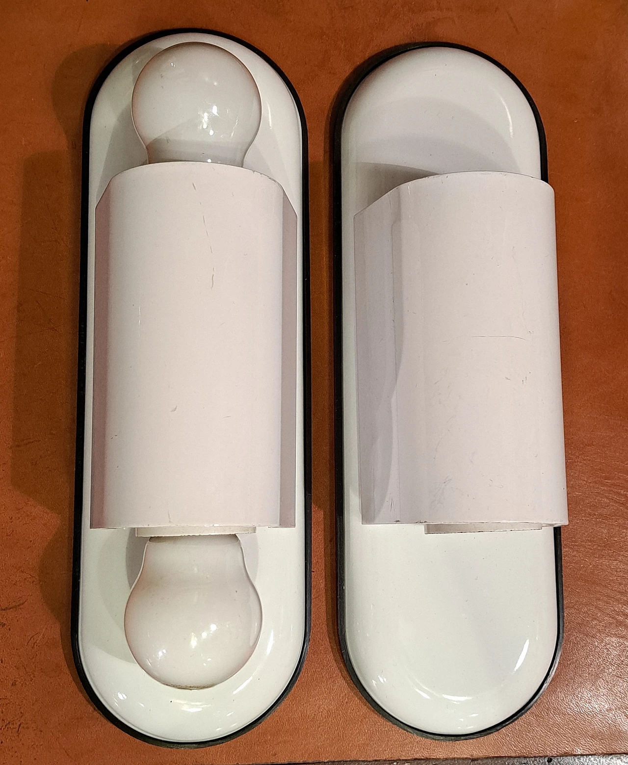 Pair of Vico Magistretti wall sconces for Artemide, 70s 6