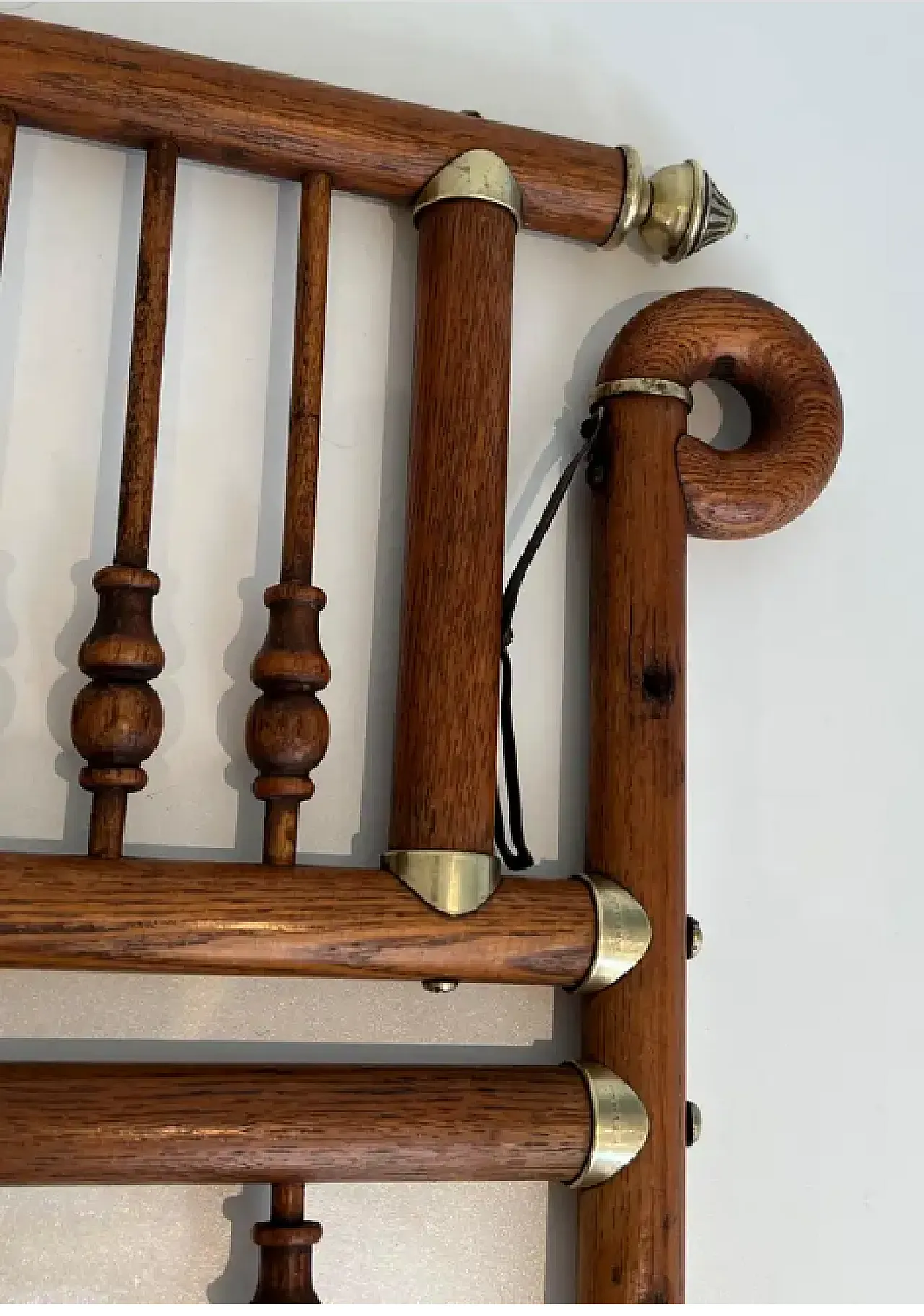 Wall-mounted coat rack in wood and curved brass, early 20th century 4