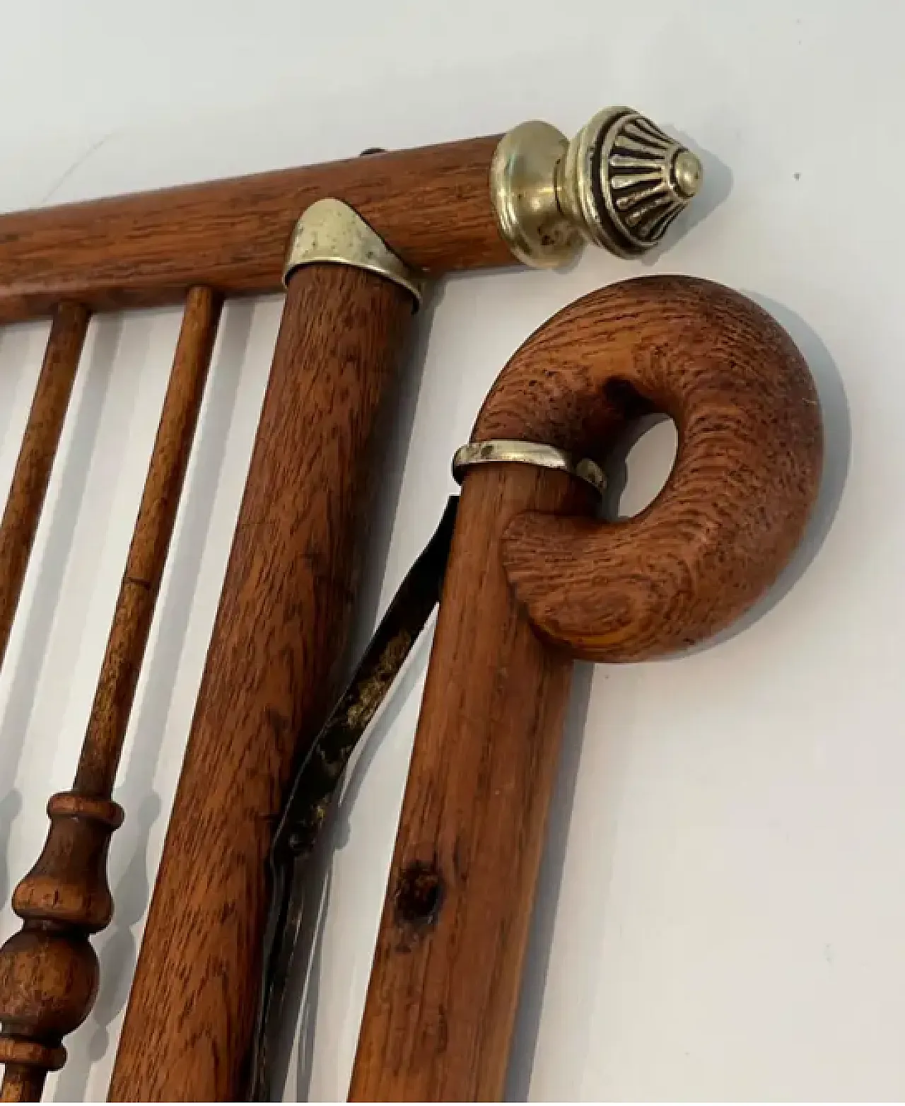 Wall-mounted coat rack in wood and curved brass, early 20th century 5