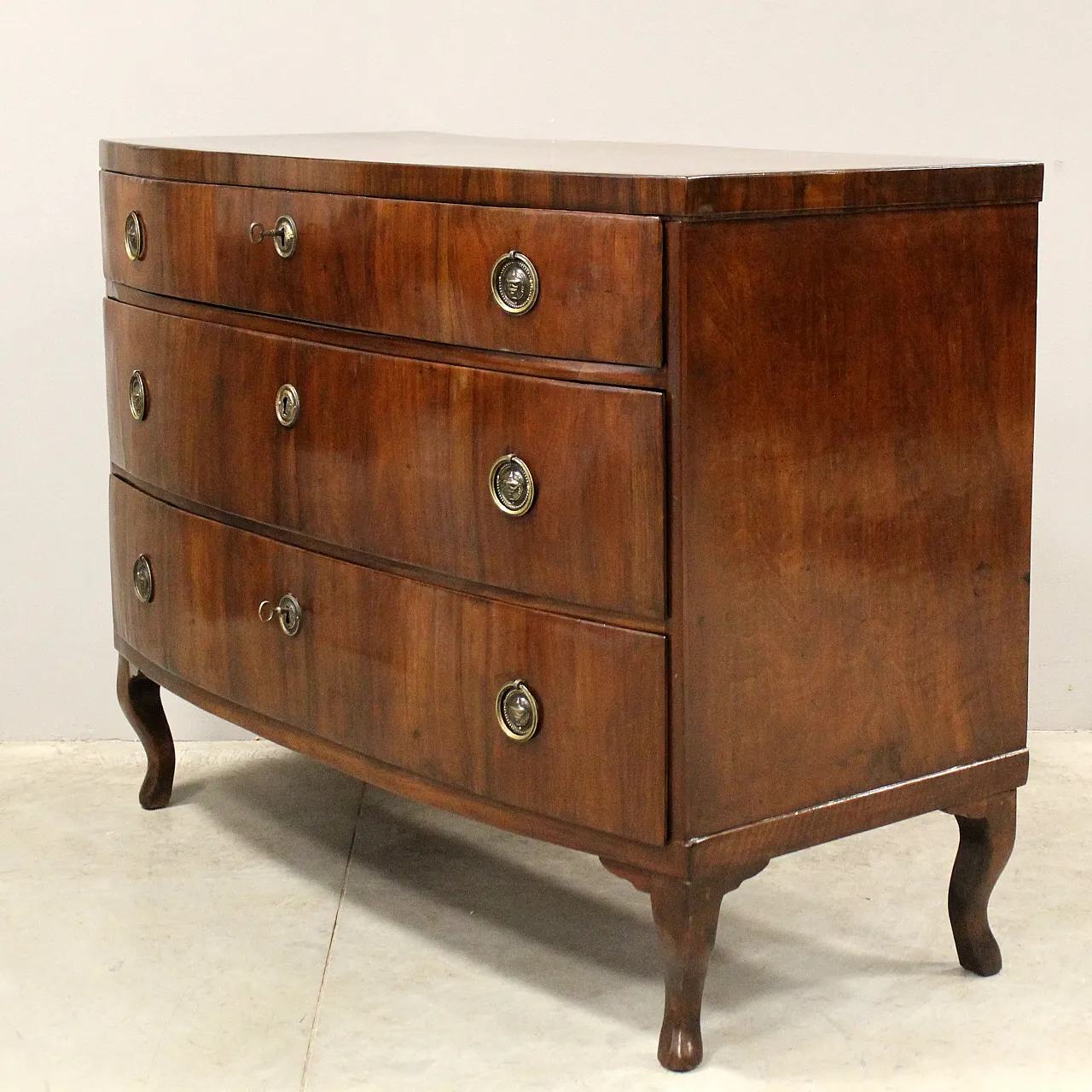 Louis XV chest of drawers inItalian walnut, 18th century 4