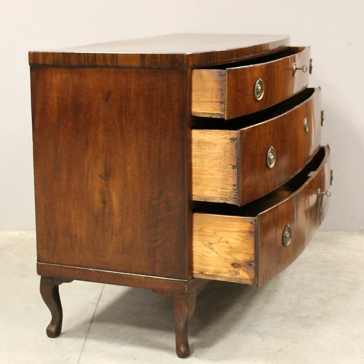 Louis XV chest of drawers inItalian walnut, 18th century 5