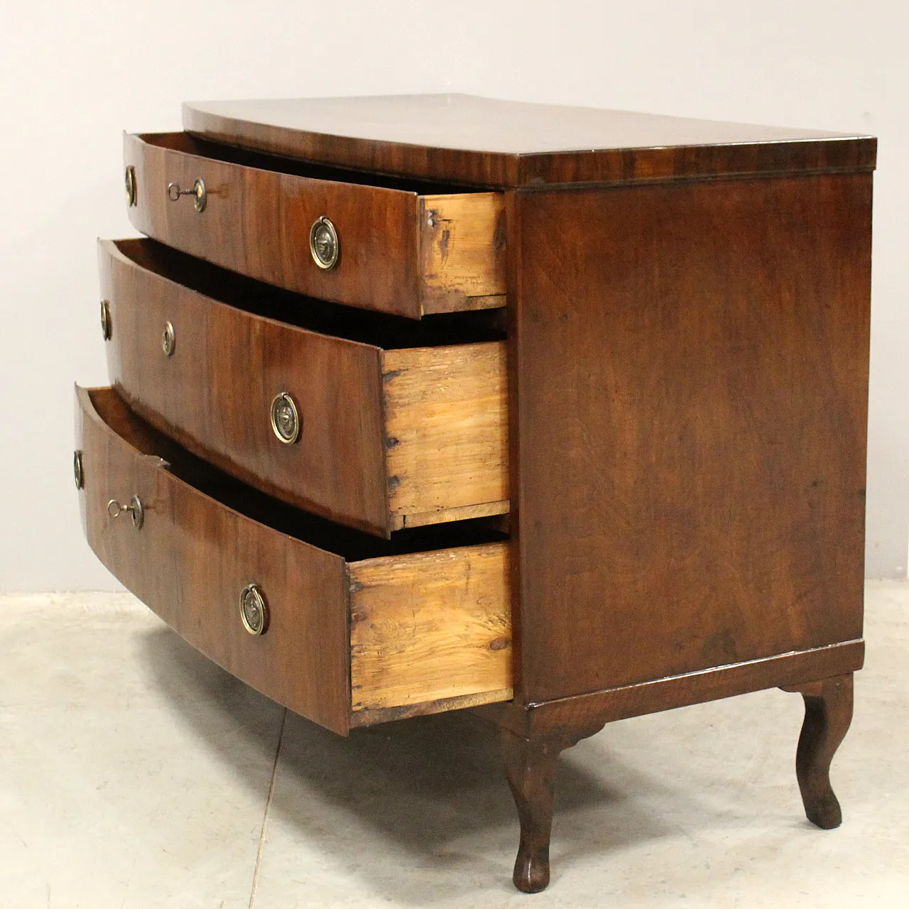 Louis XV chest of drawers inItalian walnut, 18th century 6