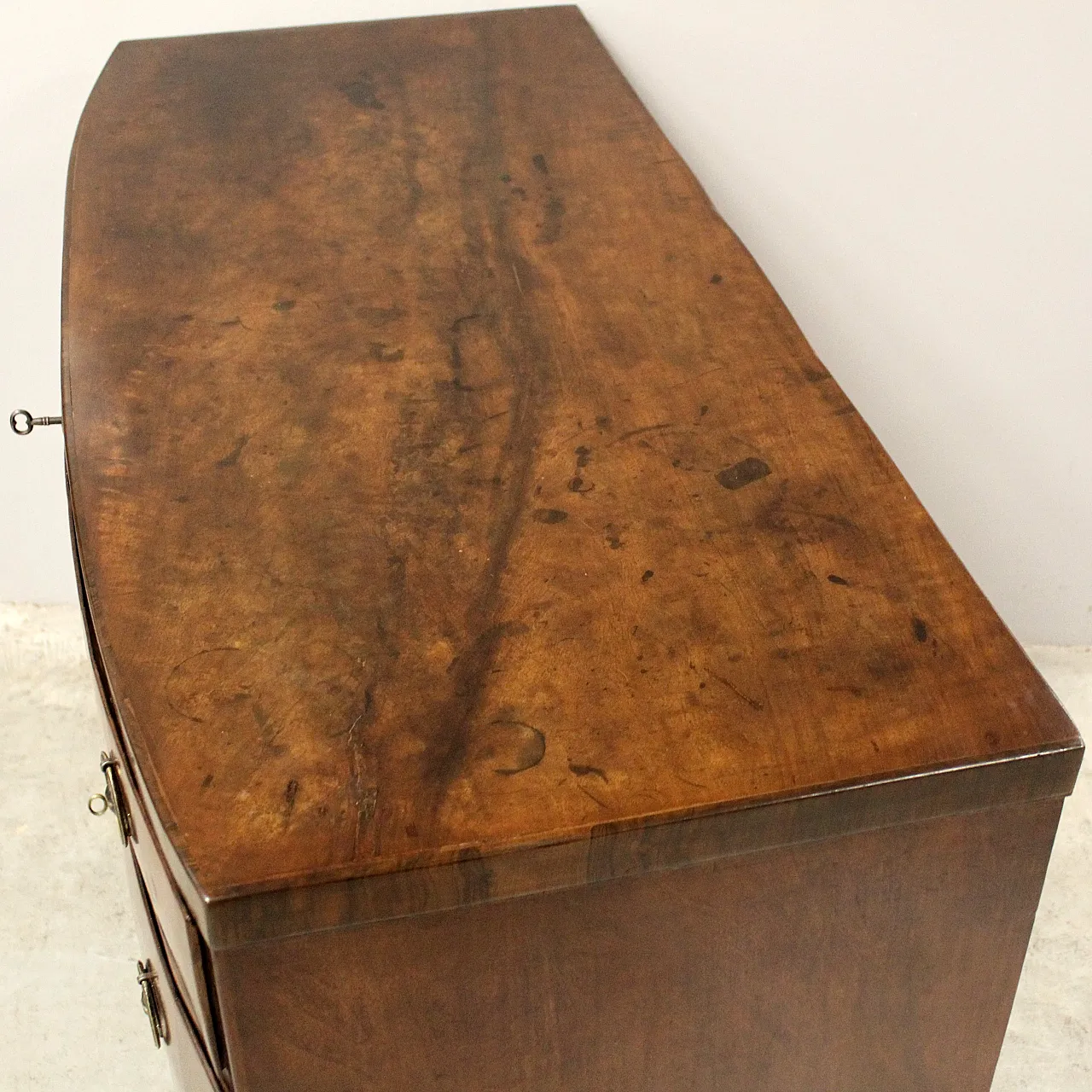 Louis XV chest of drawers inItalian walnut, 18th century 7