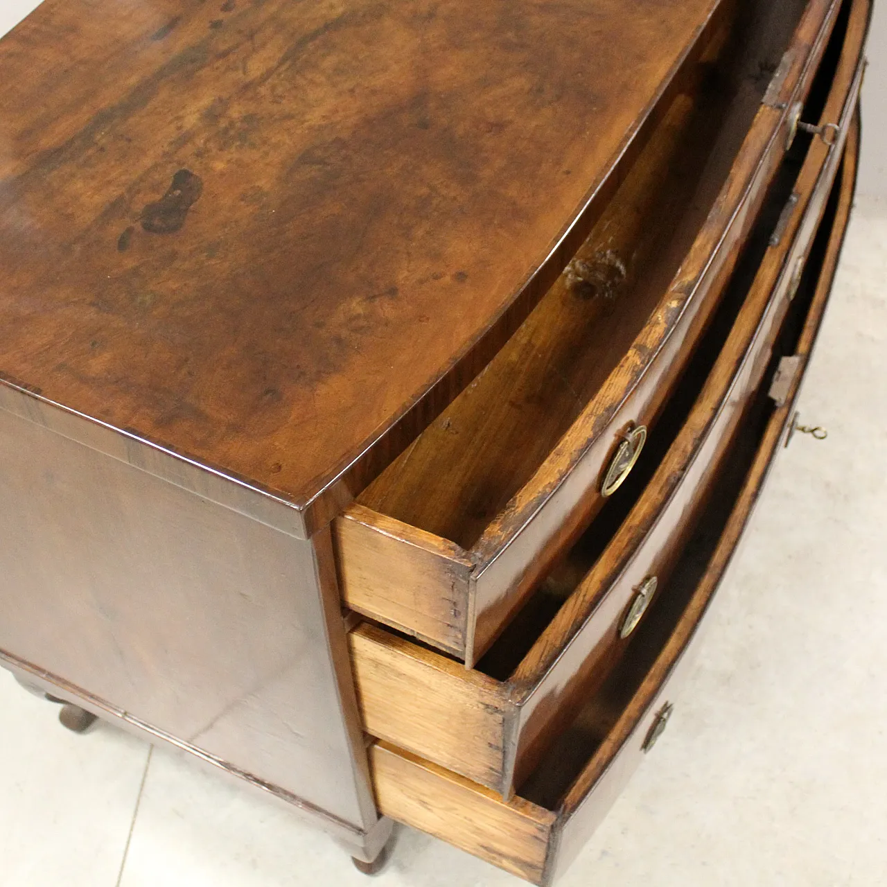 Louis XV chest of drawers inItalian walnut, 18th century 11