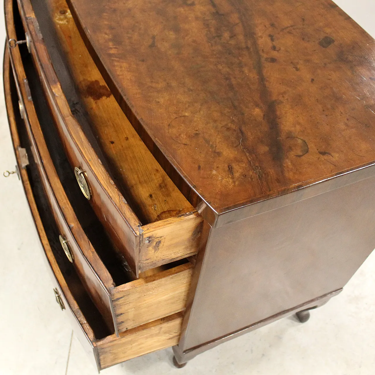 Louis XV chest of drawers inItalian walnut, 18th century 12