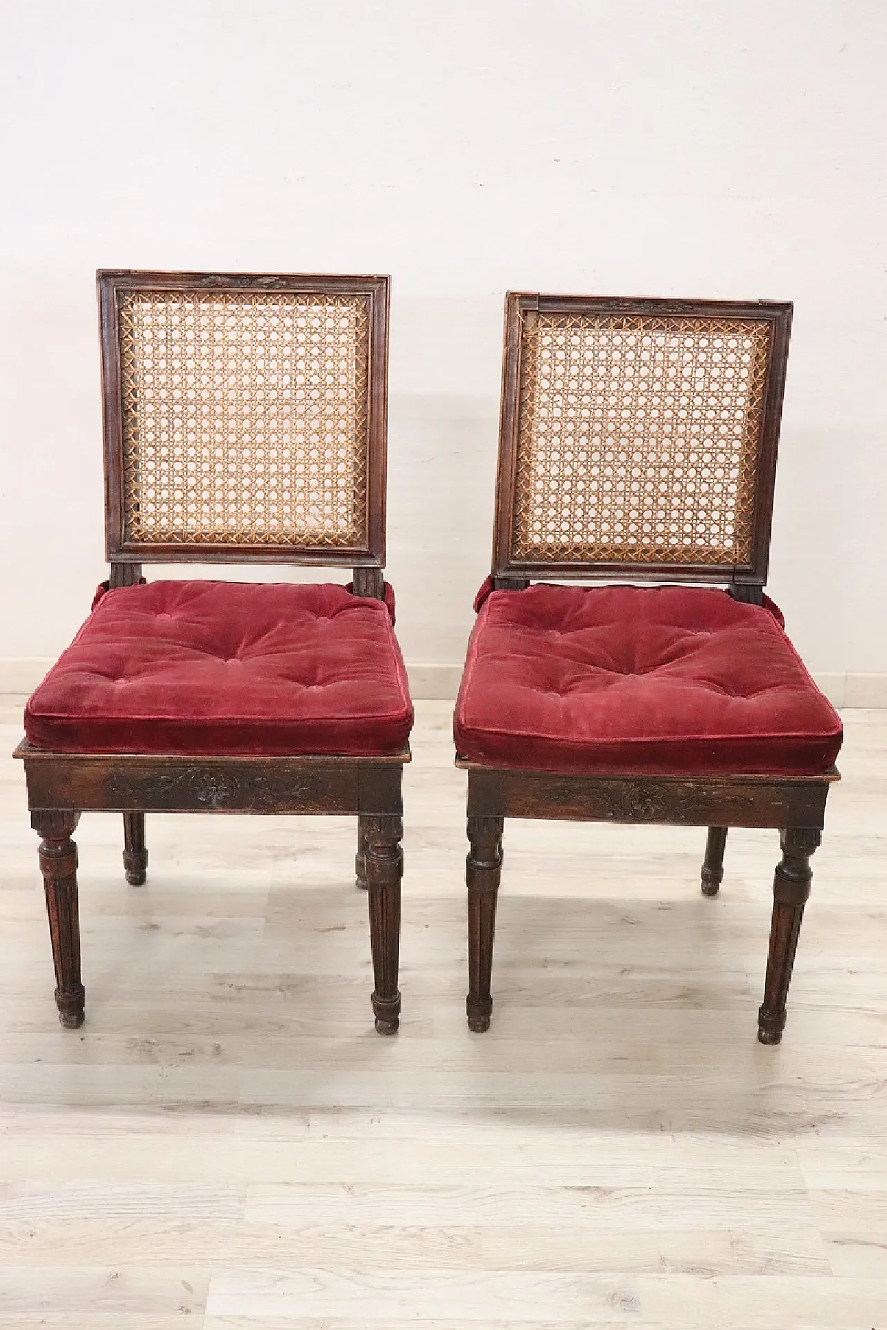 Louis XVI living room set in walnut and Vienna straw, 18th century 11