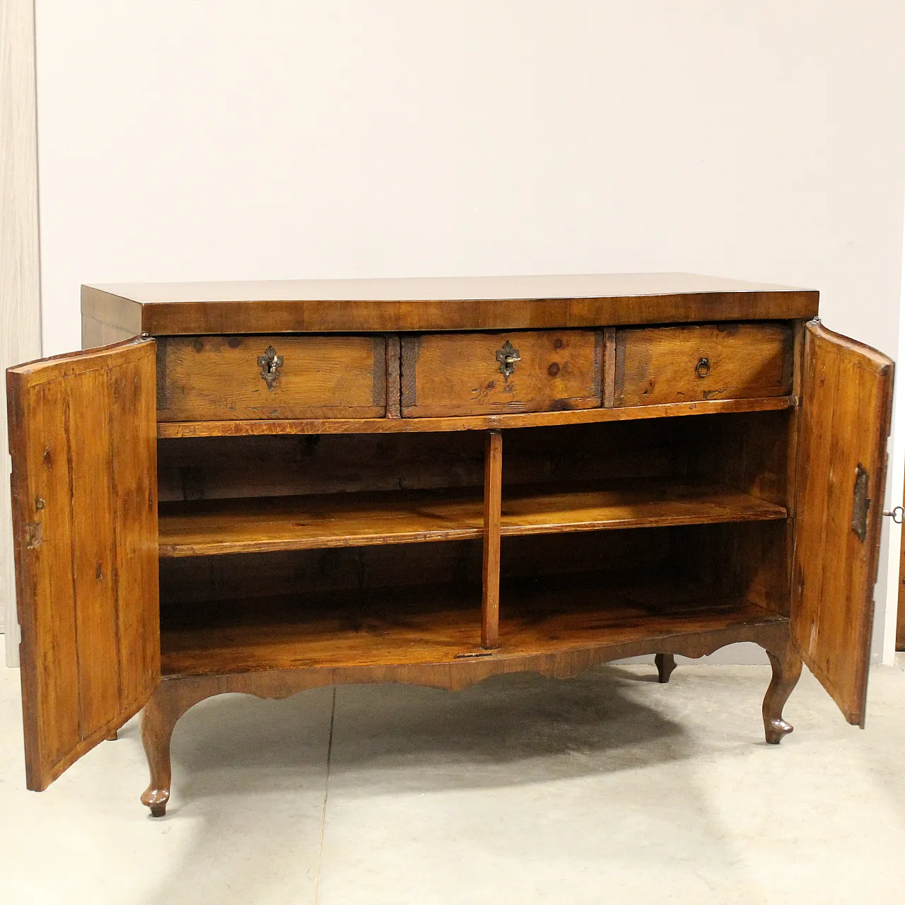 Credenza a finto comò Luigi XV in noce, '700 2