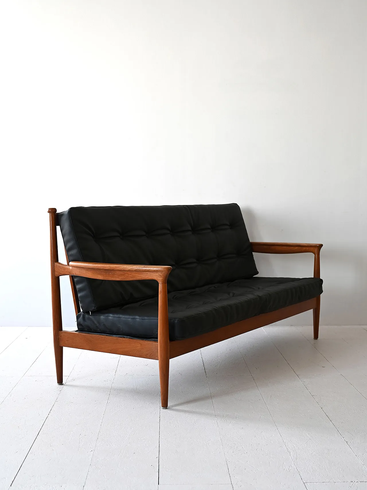 Divano scandinavo in similpelle nera 2