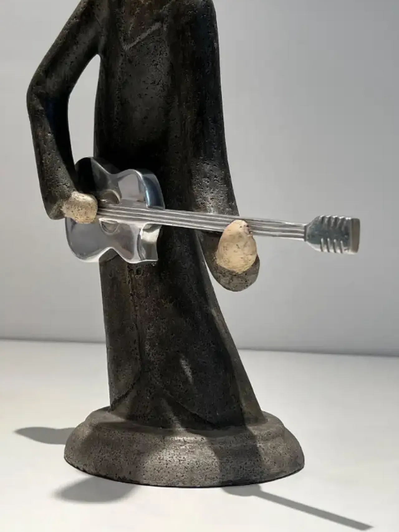 Sculpture of a guitarist in chrome and steel, 1970s 9