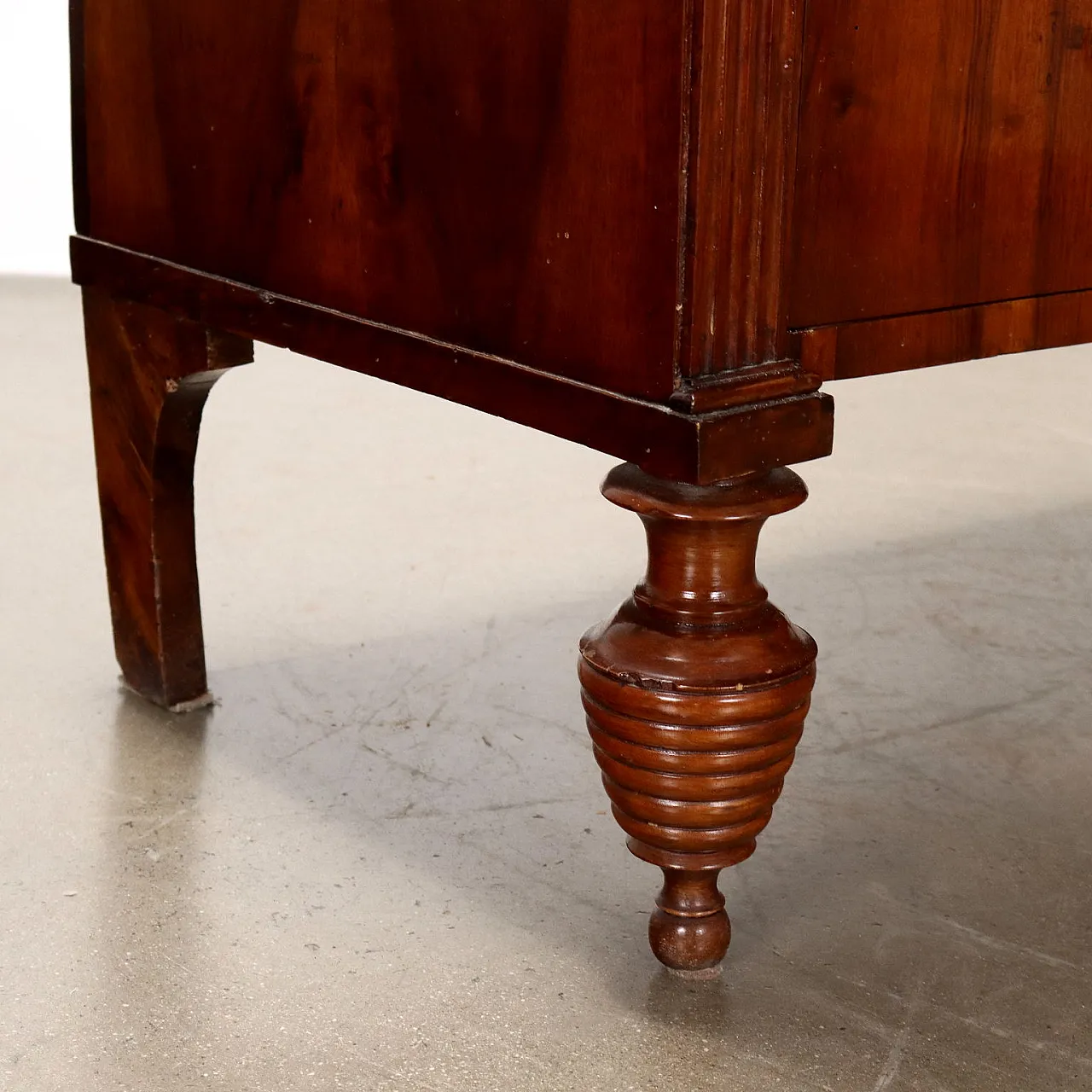 Walnut chest of drawers with three drawers, 19th century 4