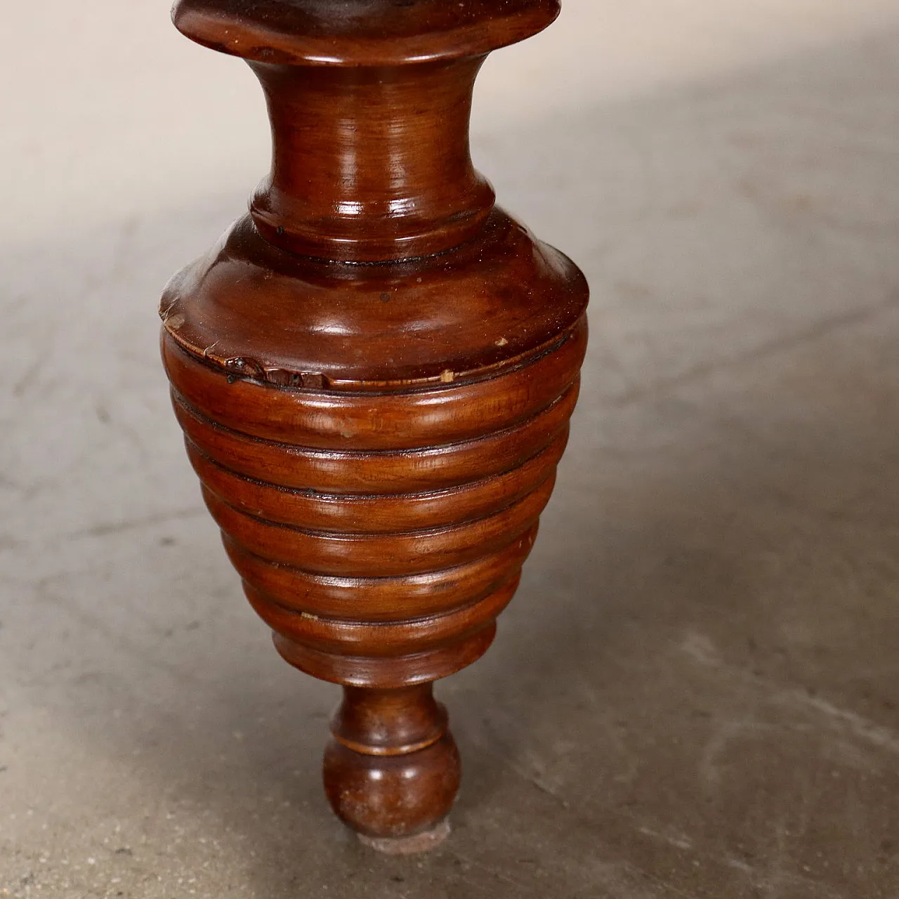 Walnut chest of drawers with three drawers, 19th century 5