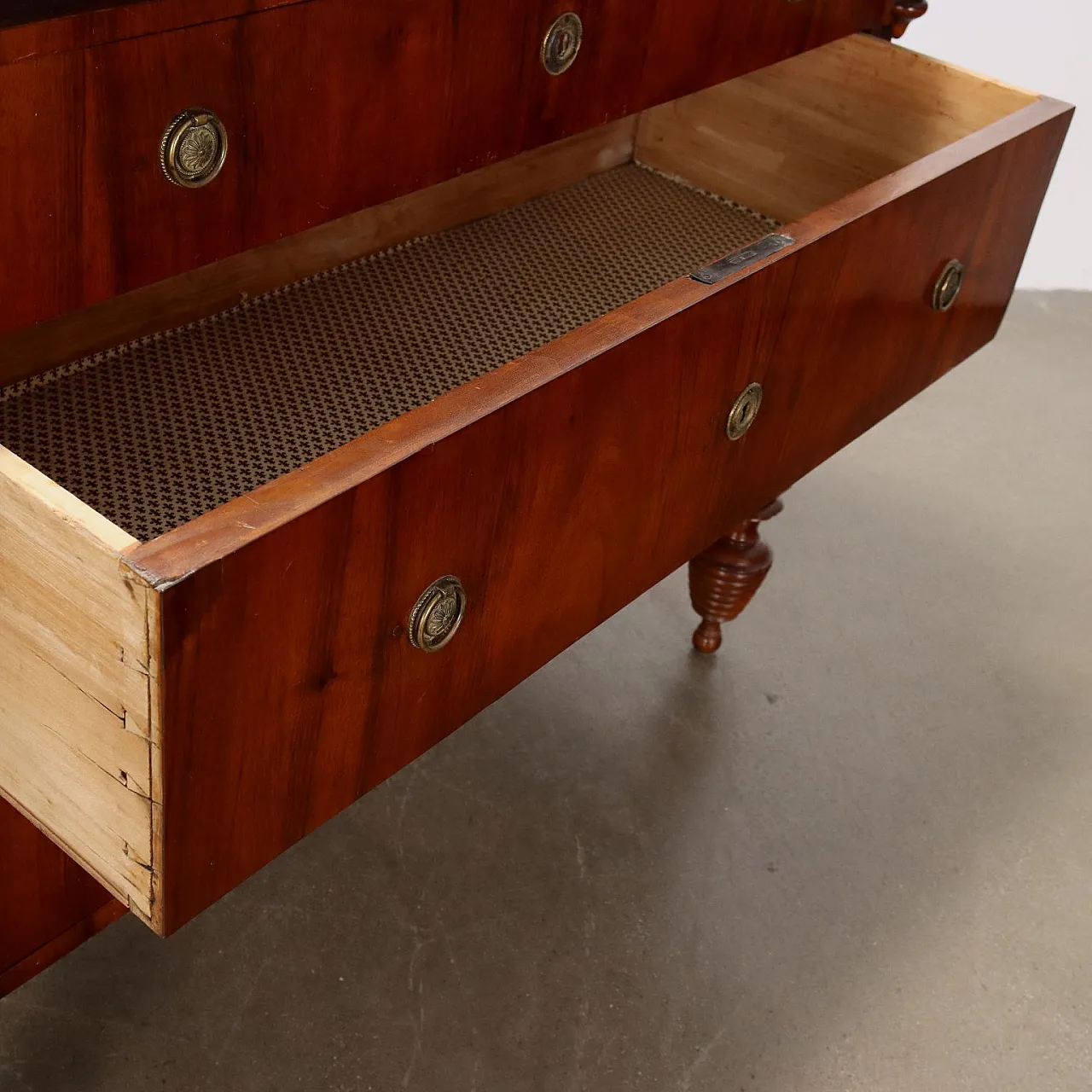 Walnut chest of drawers with three drawers, 19th century 8