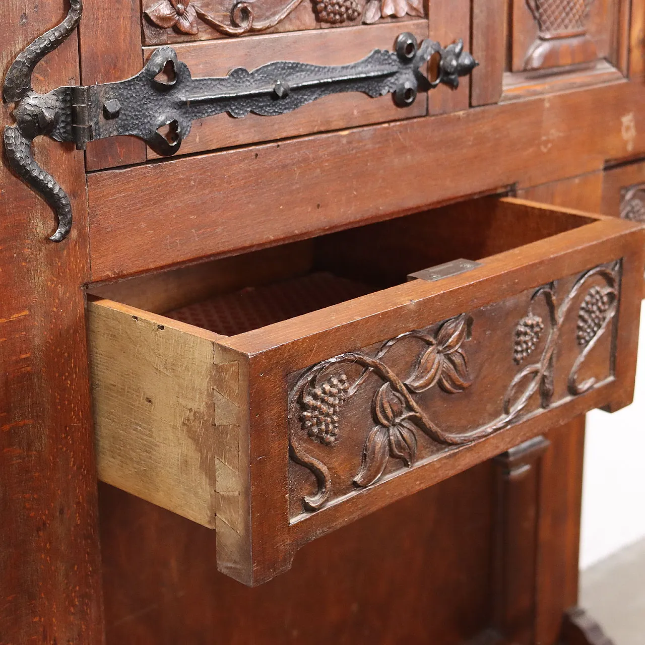 Neo-Renaissance beech sideboard, late 20th century 8