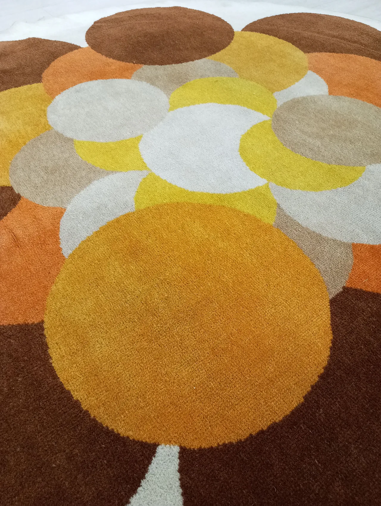 Round wool rug with modern, 70s 10