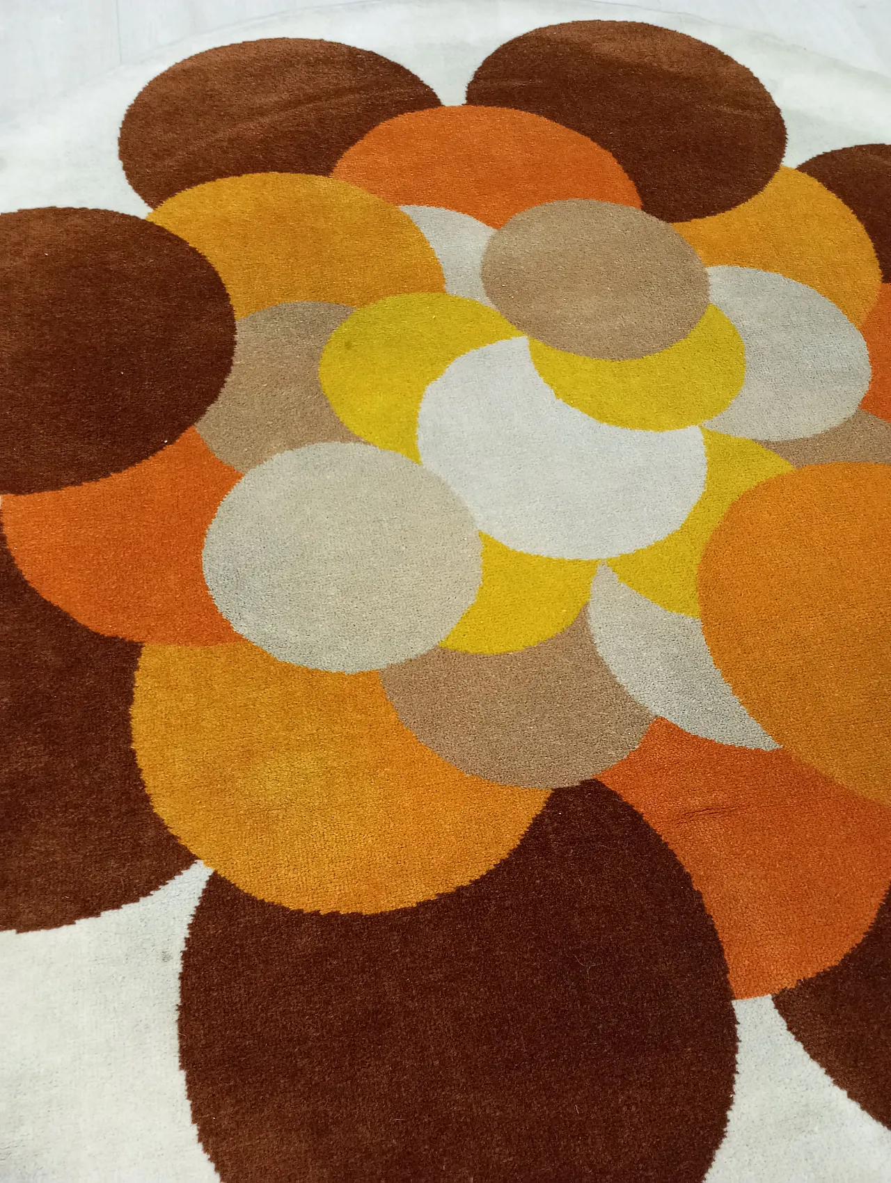 Round wool rug with modern, 70s 13