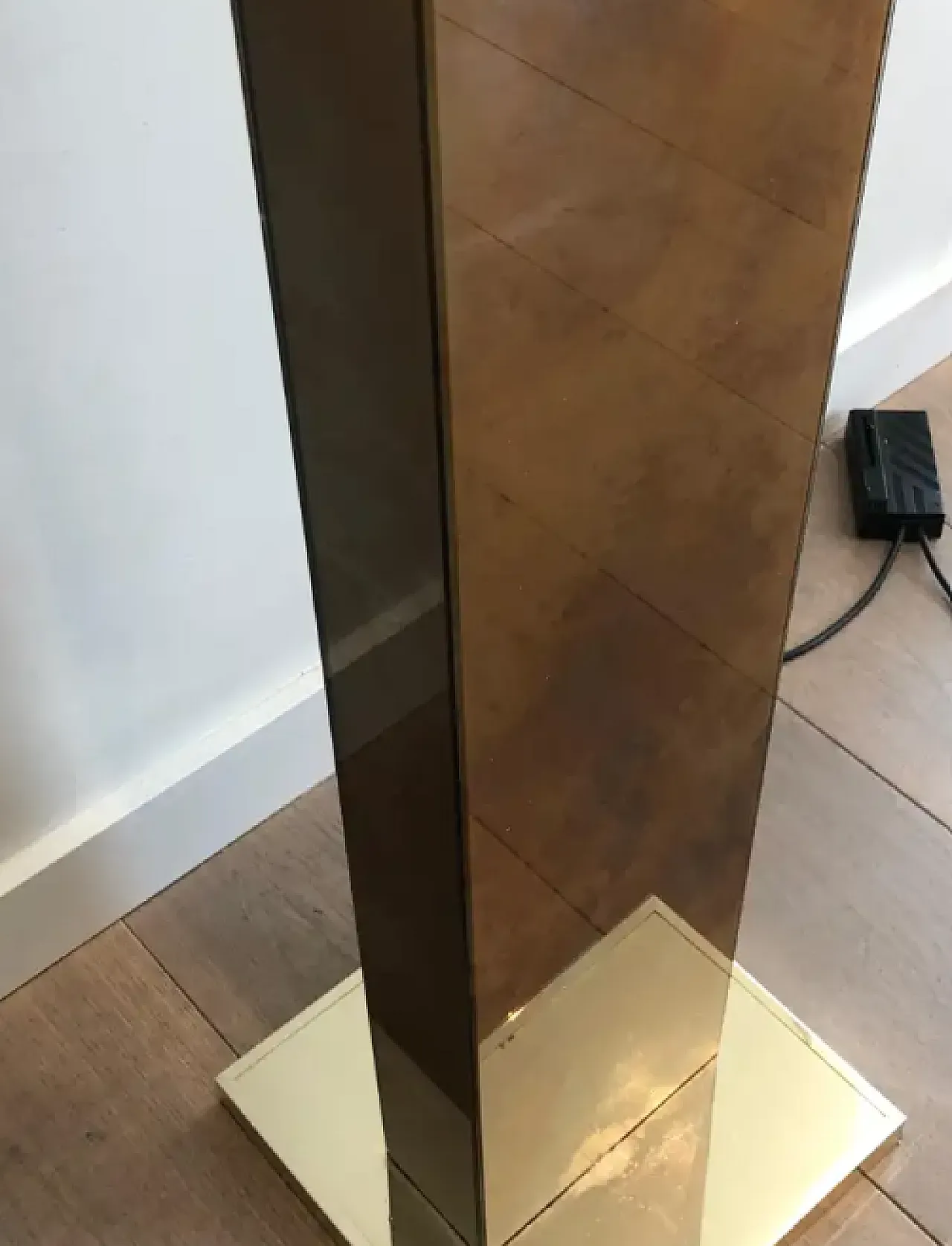 Gilded lucite floor lamp with gilded metal base, 1970s 6