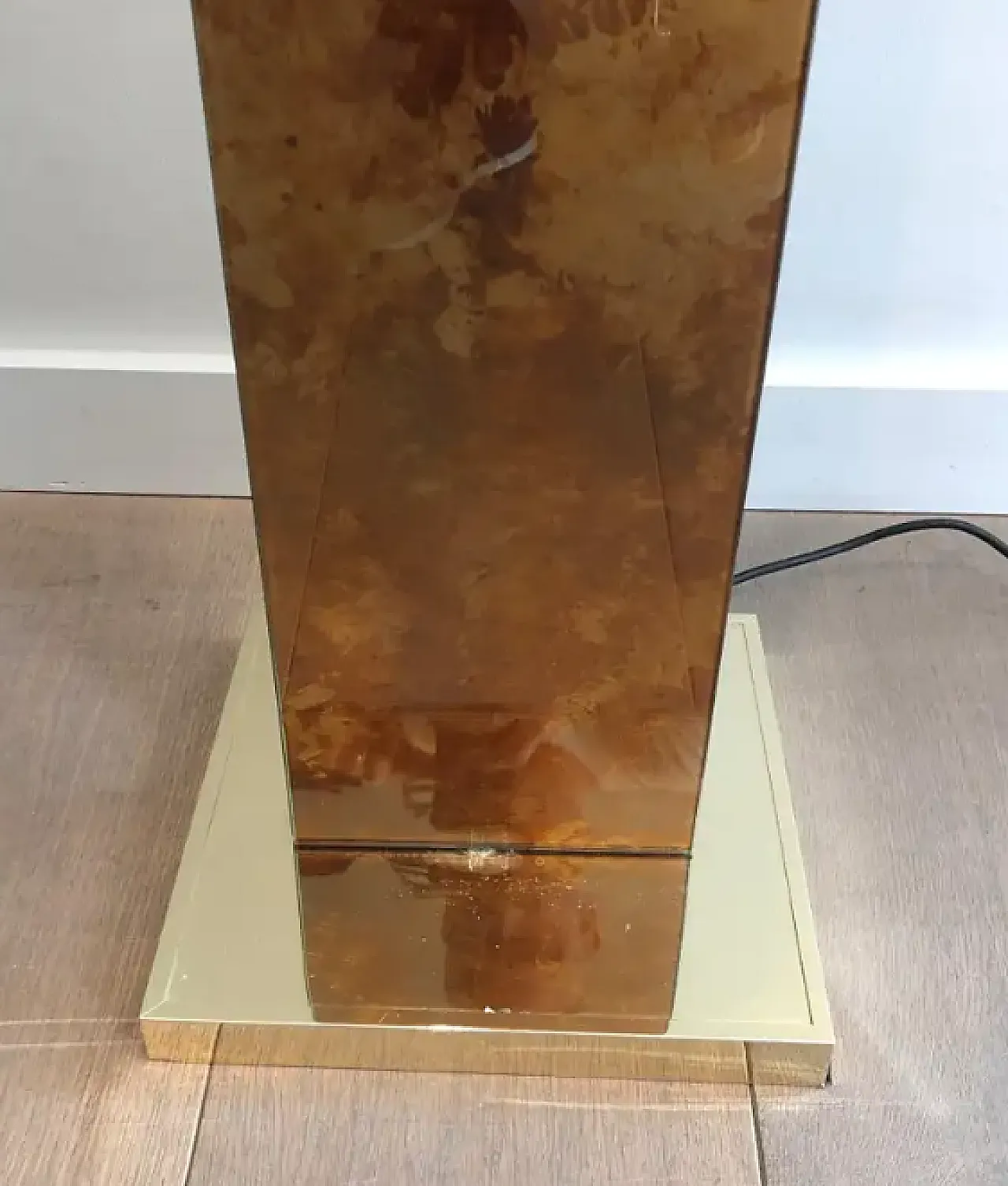 Gilded lucite floor lamp with gilded metal base, 1970s 7