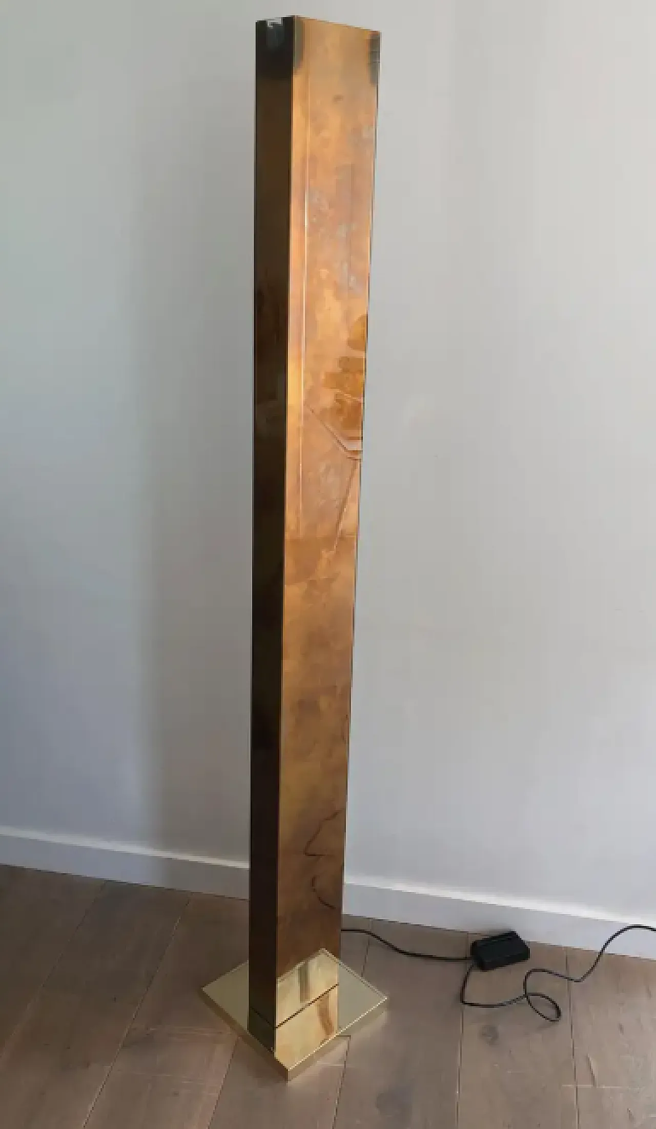 Gilded lucite floor lamp with gilded metal base, 1970s 8