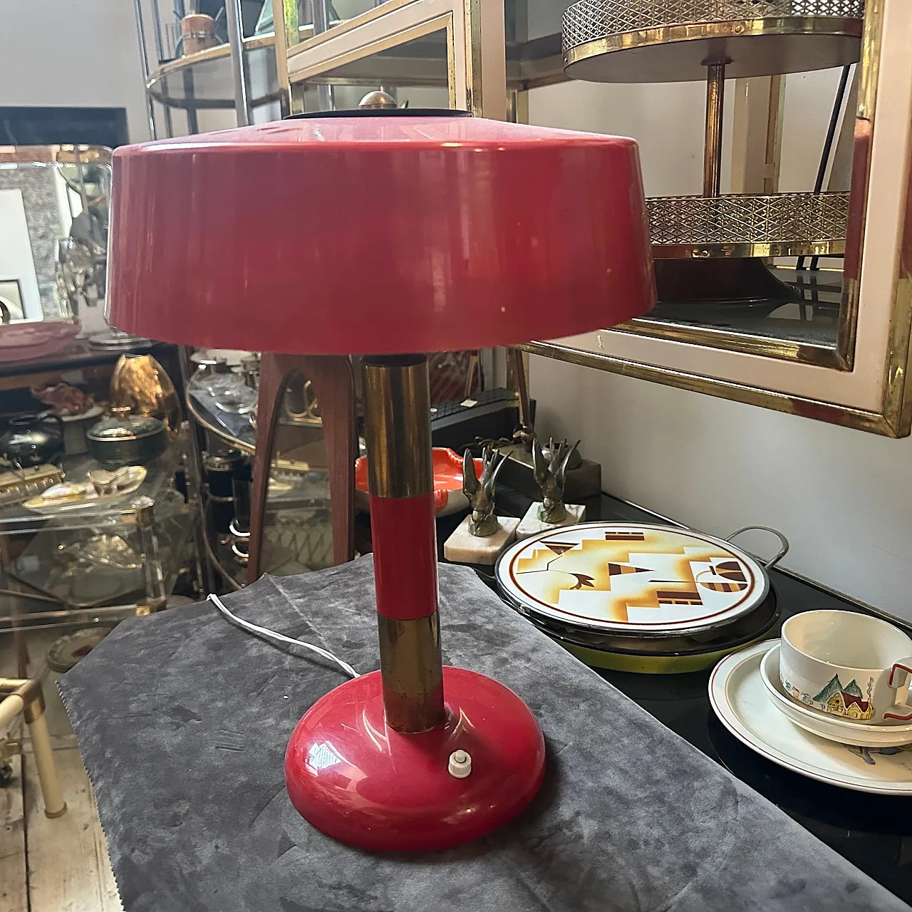 Lampada da tavolo in ottone e metallo rosso, anni '50 3