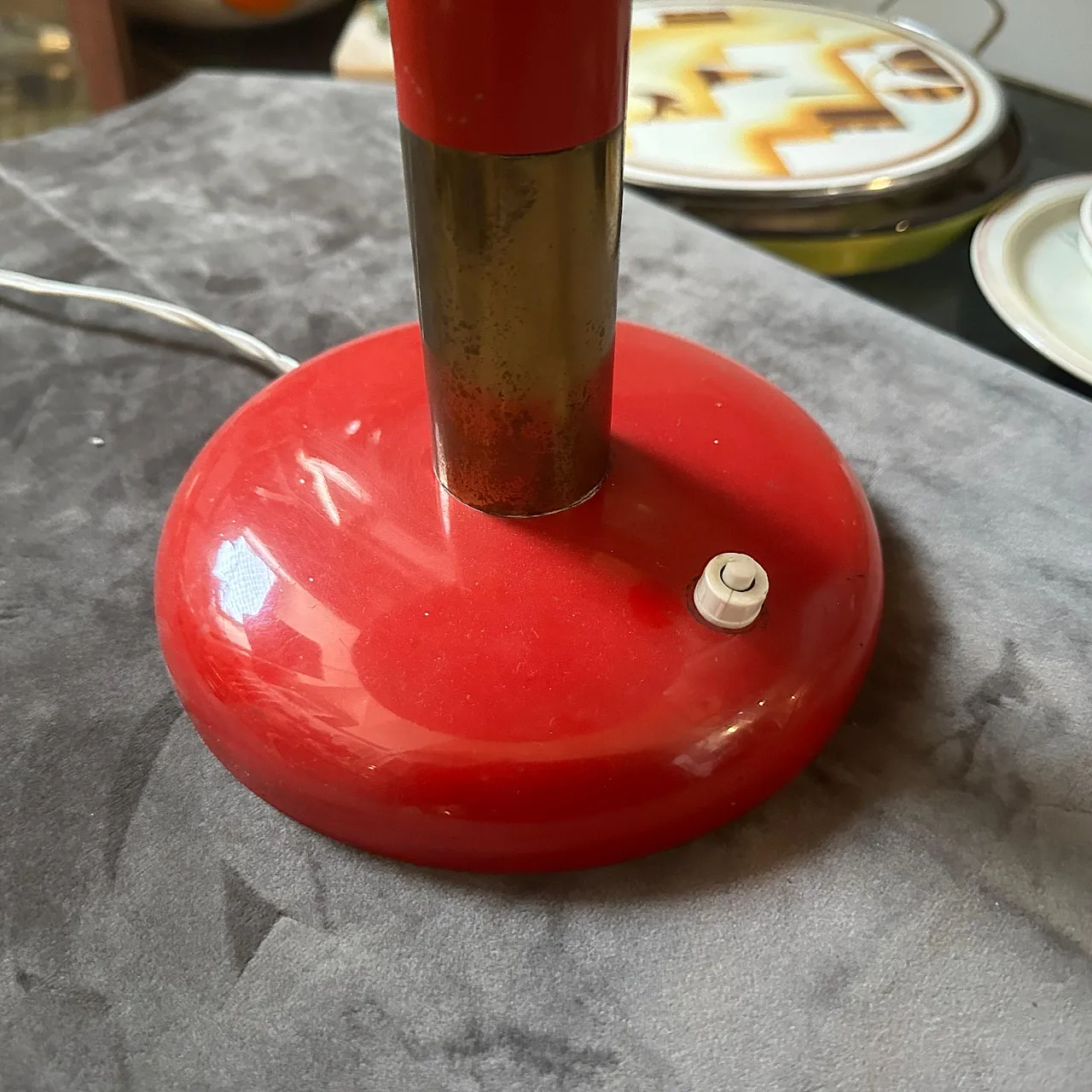 Lampada da tavolo in ottone e metallo rosso, anni '50 4