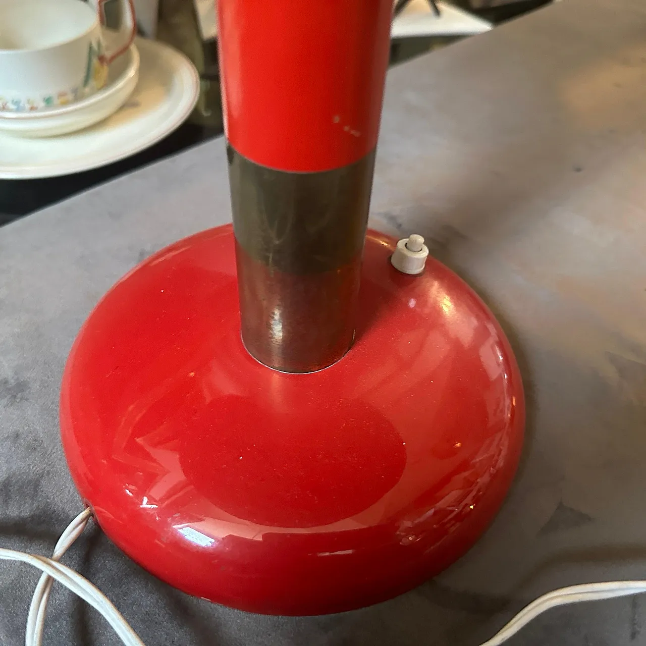 Lampada da tavolo in ottone e metallo rosso, anni '50 9