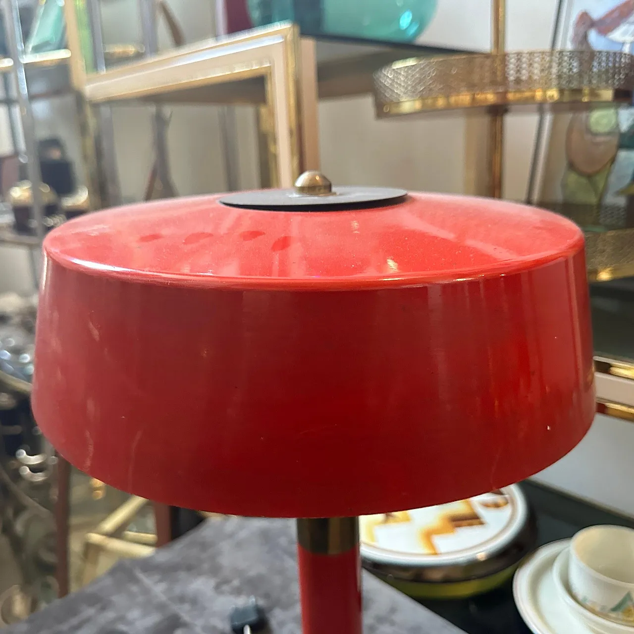 Lampada da tavolo in ottone e metallo rosso, anni '50 12