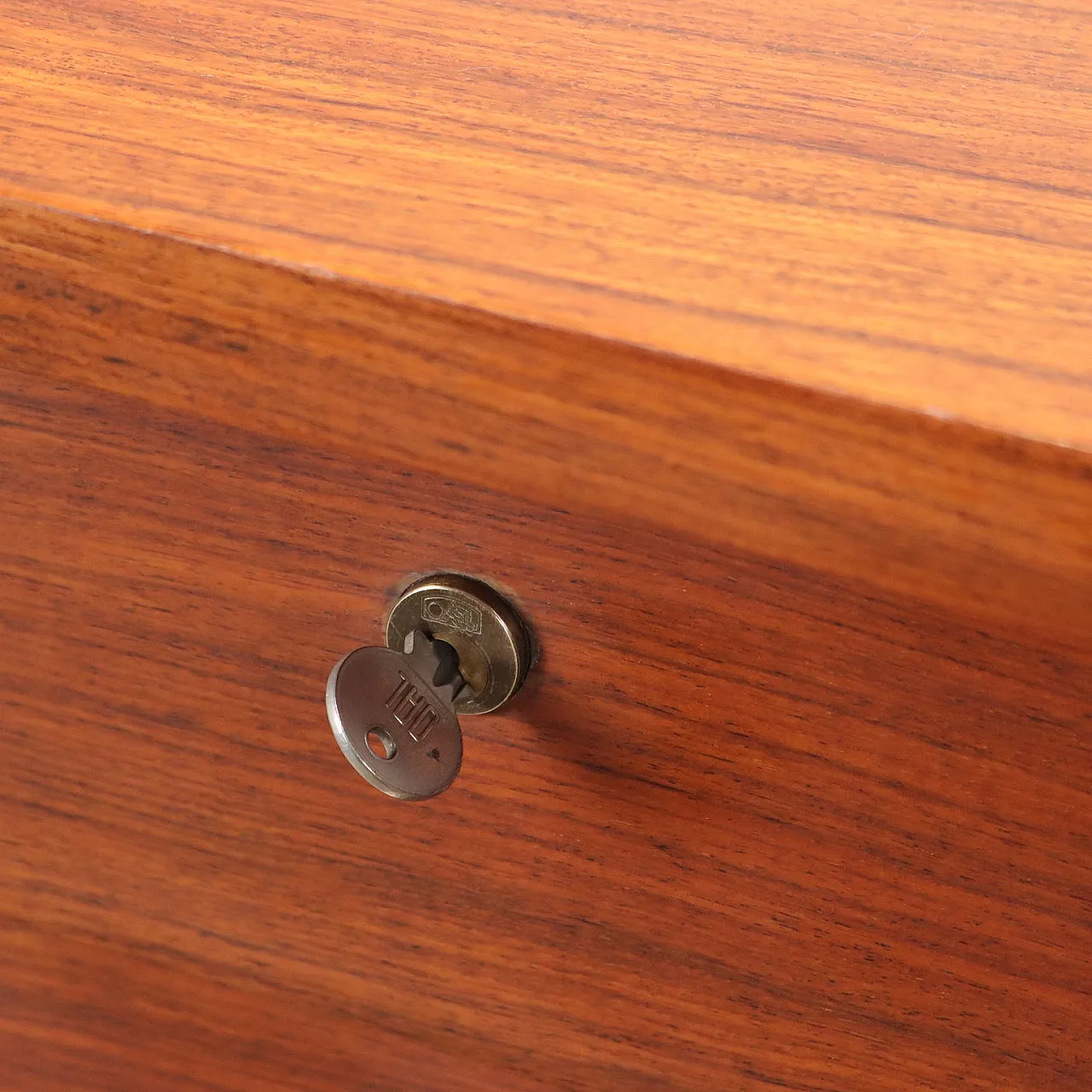 Chest of drawers in exotic wood veneer, 1960s 4