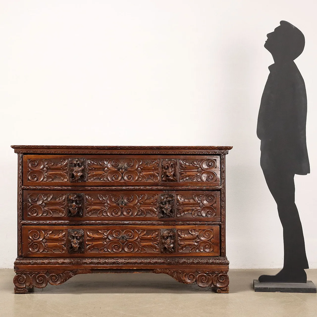 Baroque walnut & fir dresser with phytomorphic motifs, 18th century 2