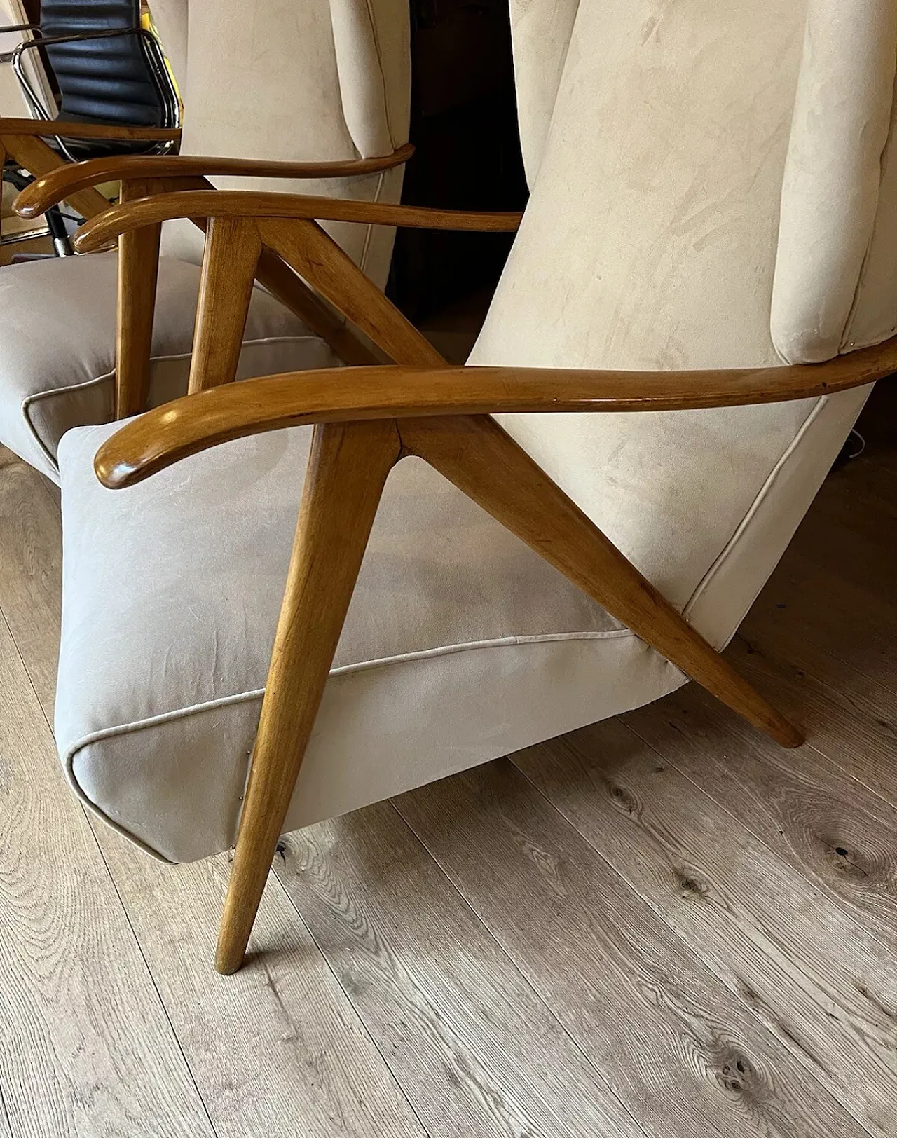 Pair of Modernist Bergere armchairs in beige velvet, 1950s 7