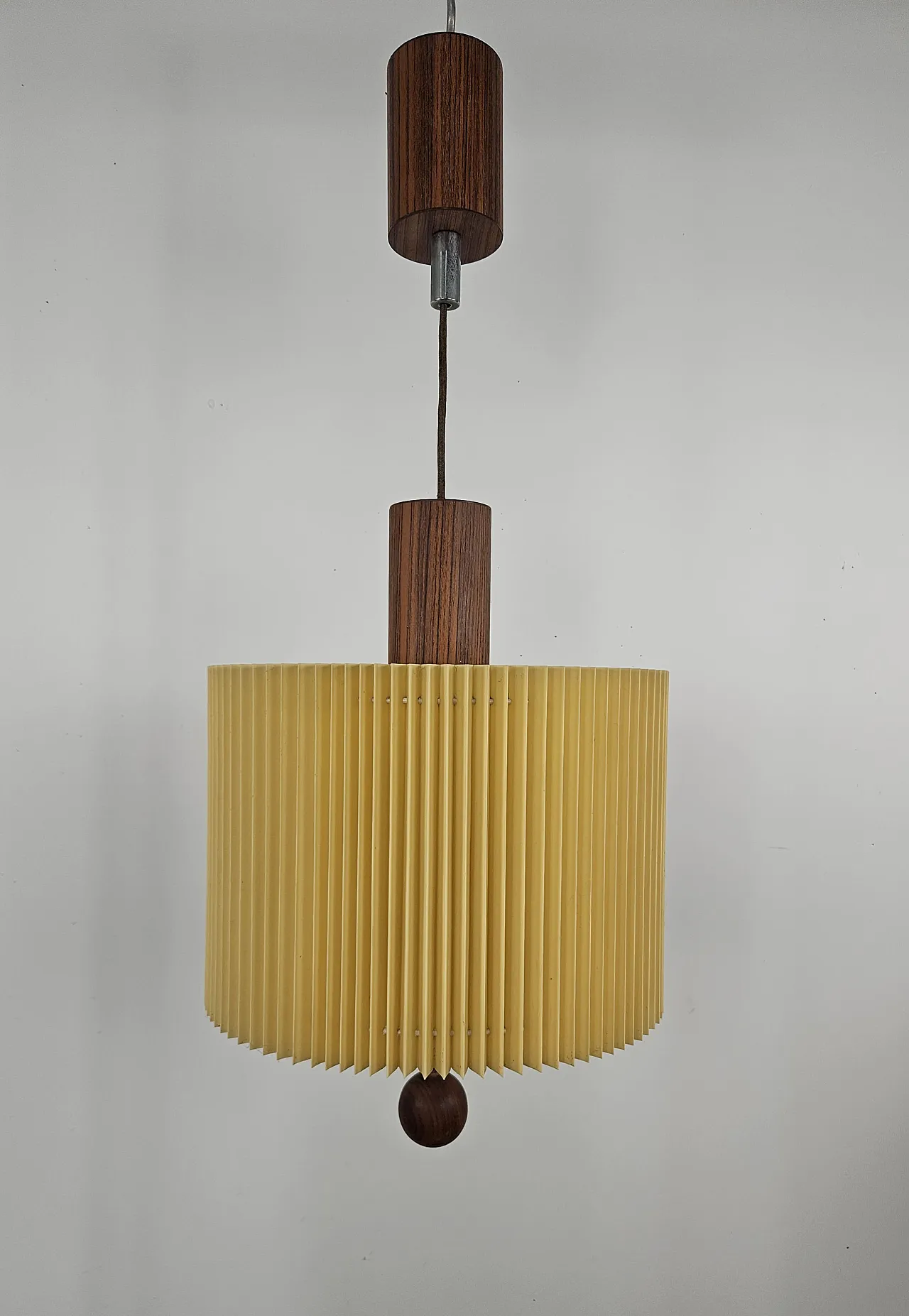 Lampadario stile scandinavo in metallo e carta plissettata, anni '70 1