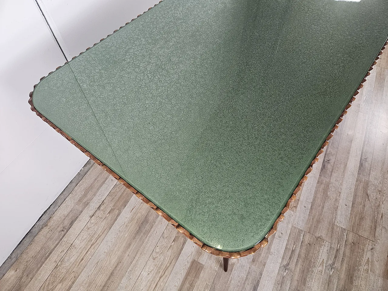 Tavolo in legno intagliato con piano in vetro verde decorato, anni '60 3