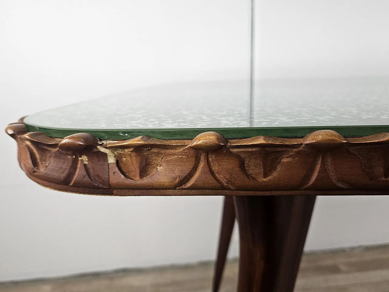 Table in carved wood with decorated green glass top, 60s 4