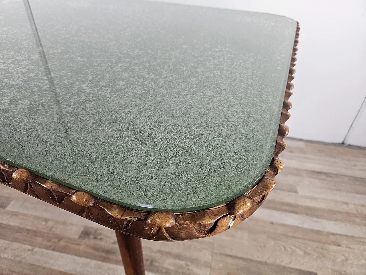 Table in carved wood with decorated green glass top, 60s 6