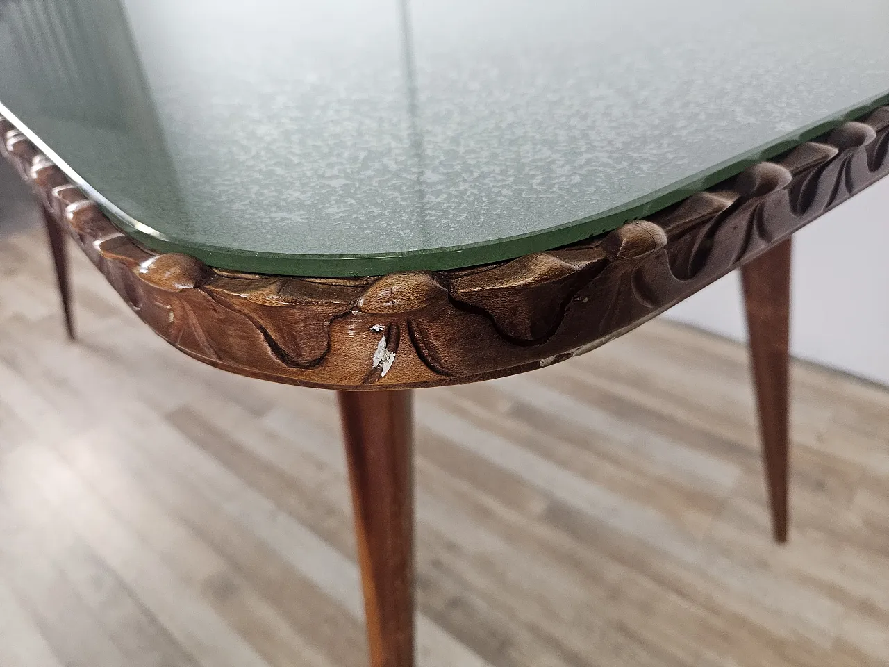 Tavolo in legno intagliato con piano in vetro verde decorato, anni '60 7