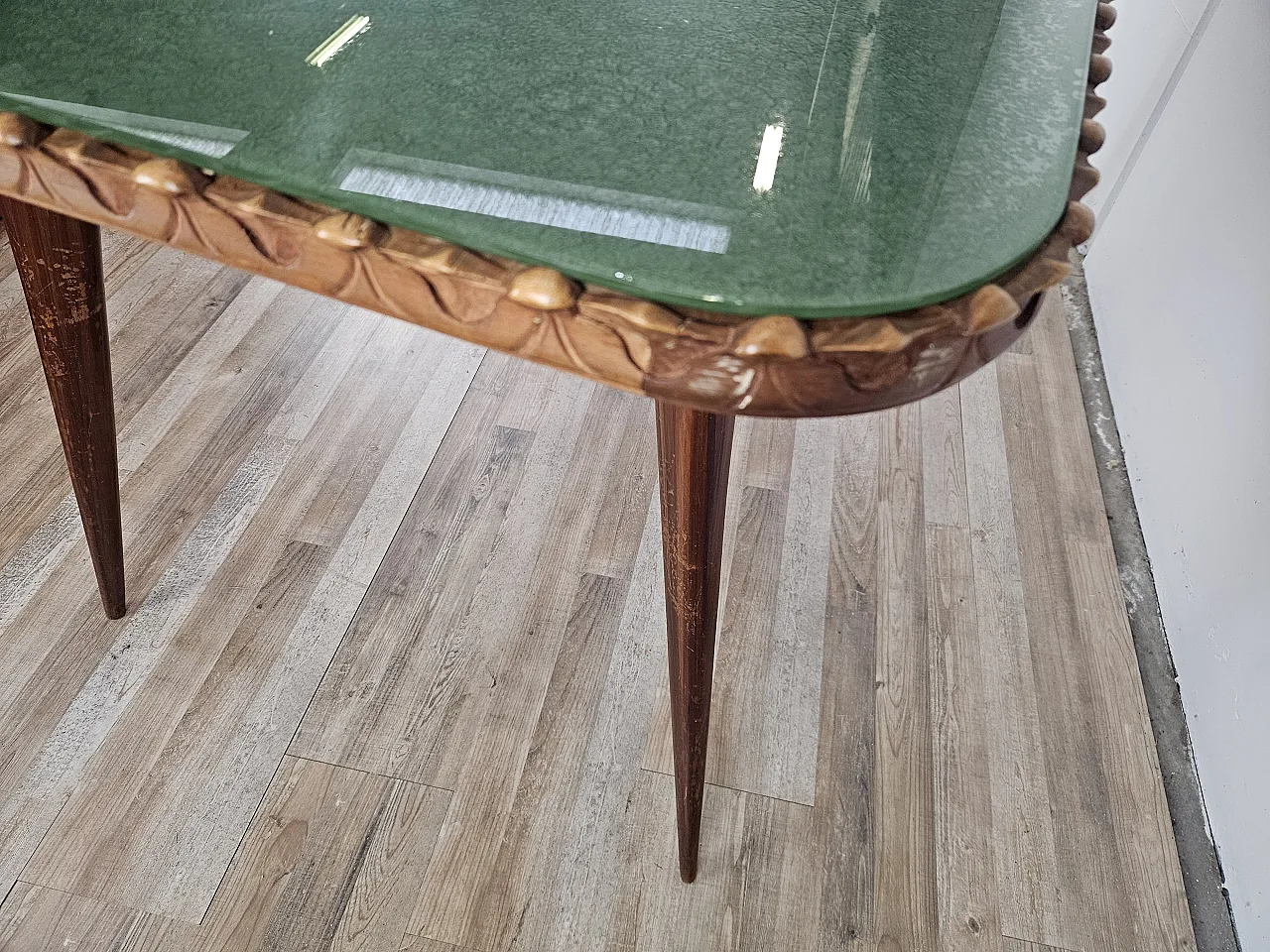 Tavolo in legno intagliato con piano in vetro verde decorato, anni '60 8