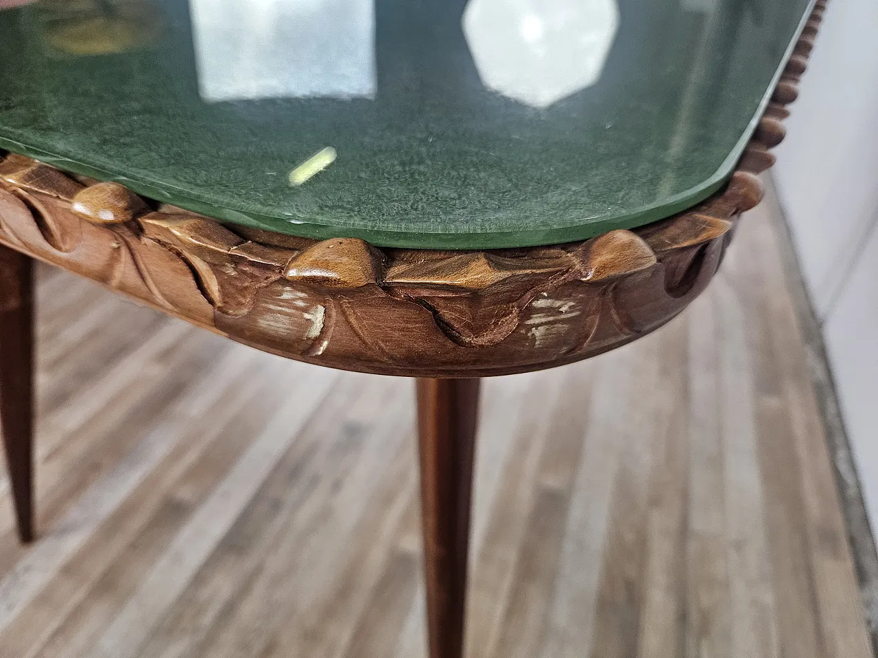 Tavolo in legno intagliato con piano in vetro verde decorato, anni '60 9