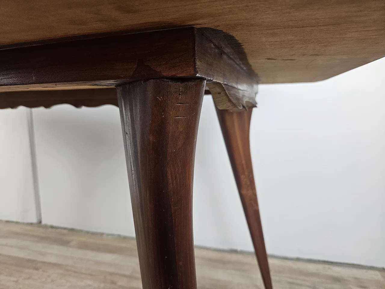 Table in carved wood with decorated green glass top, 60s 18