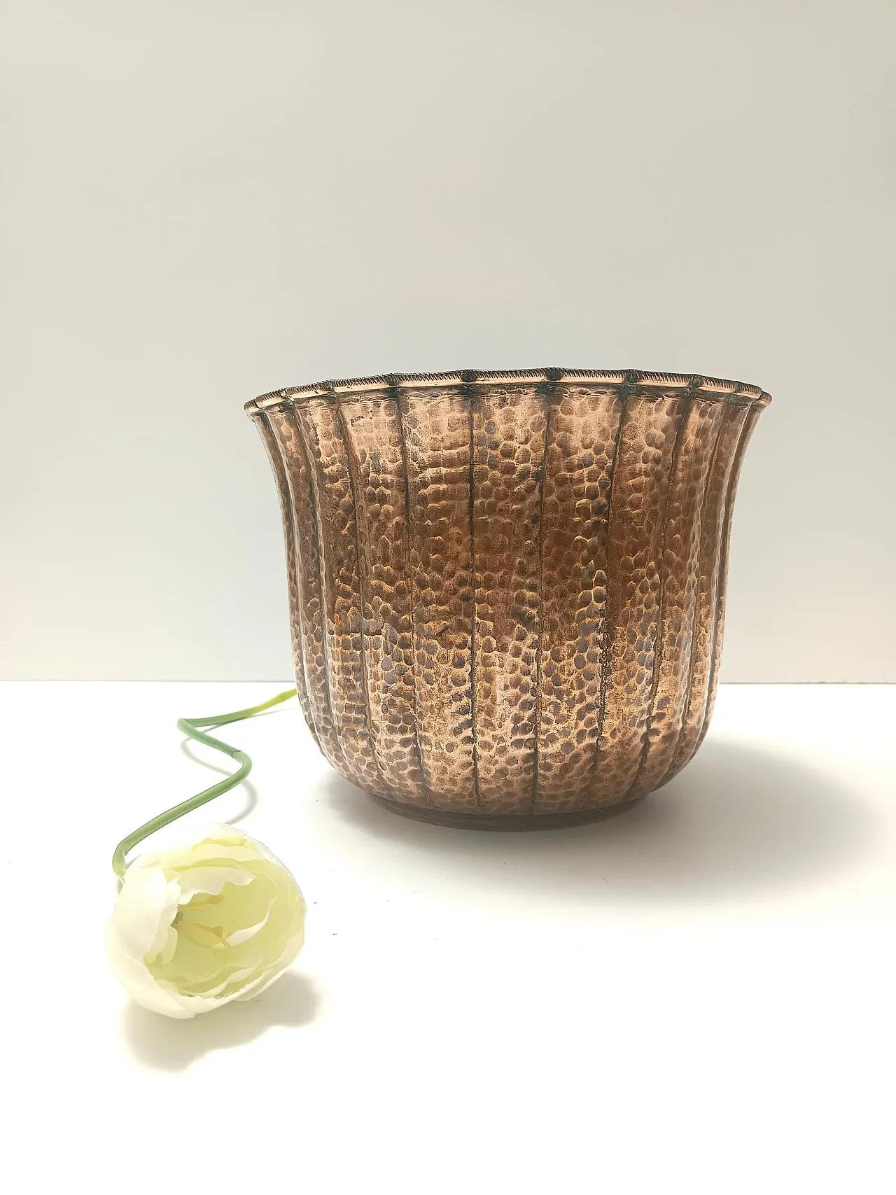 Round embossed copper vase in the style of Egidio Casagrande, 50s 3