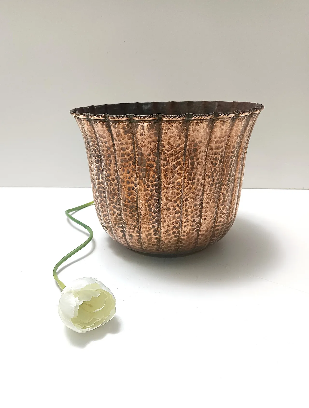 Round embossed copper vase in the style of Egidio Casagrande, 50s 4