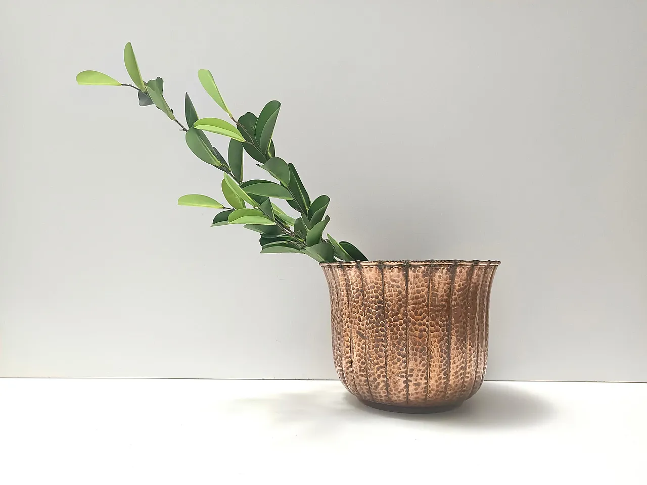 Round embossed copper vase in the style of Egidio Casagrande, 50s 5