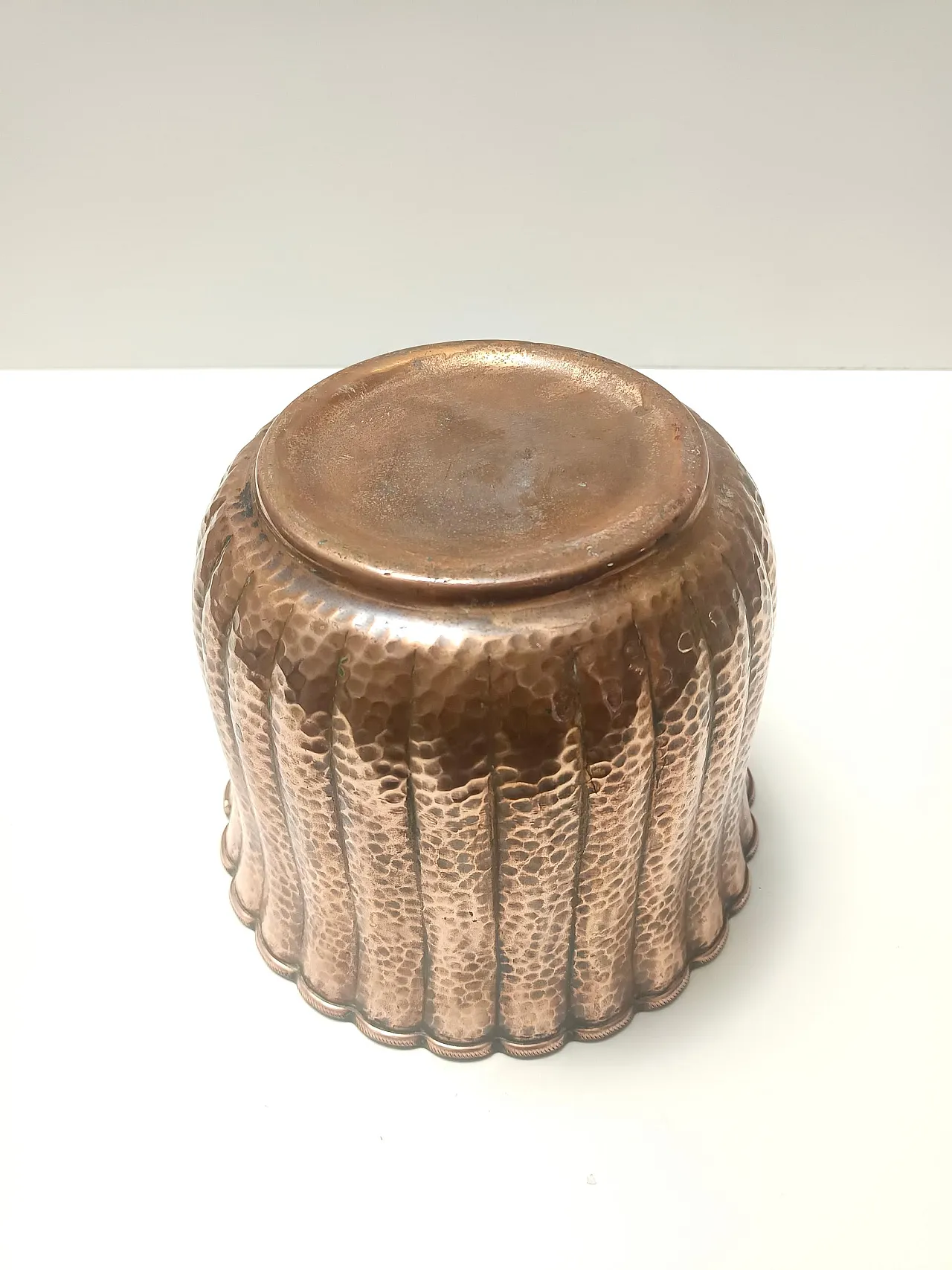 Round embossed copper vase in the style of Egidio Casagrande, 50s 7