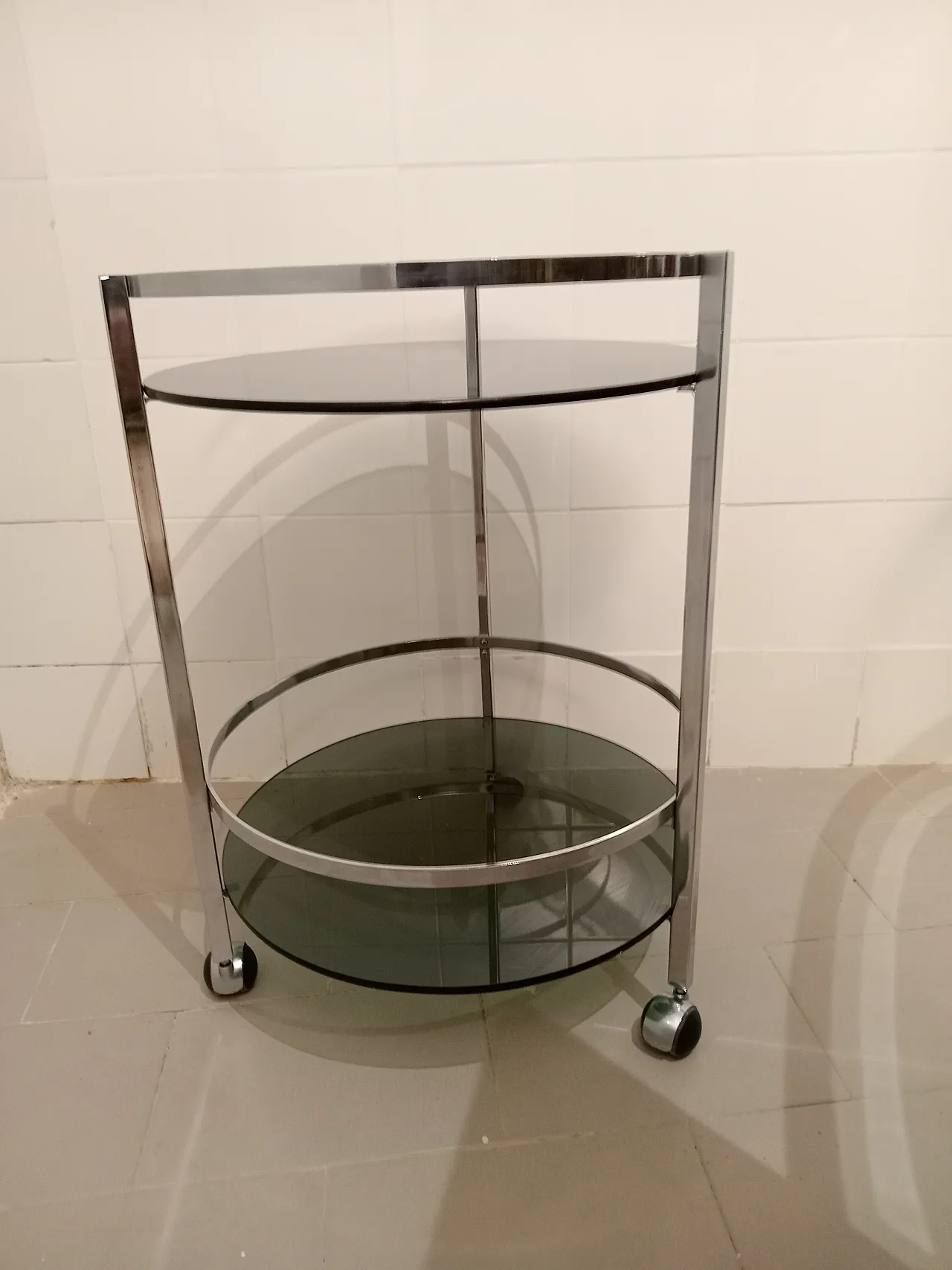 Carrello bar rotondo cromato con piani in vetro fumé, anni '70 1