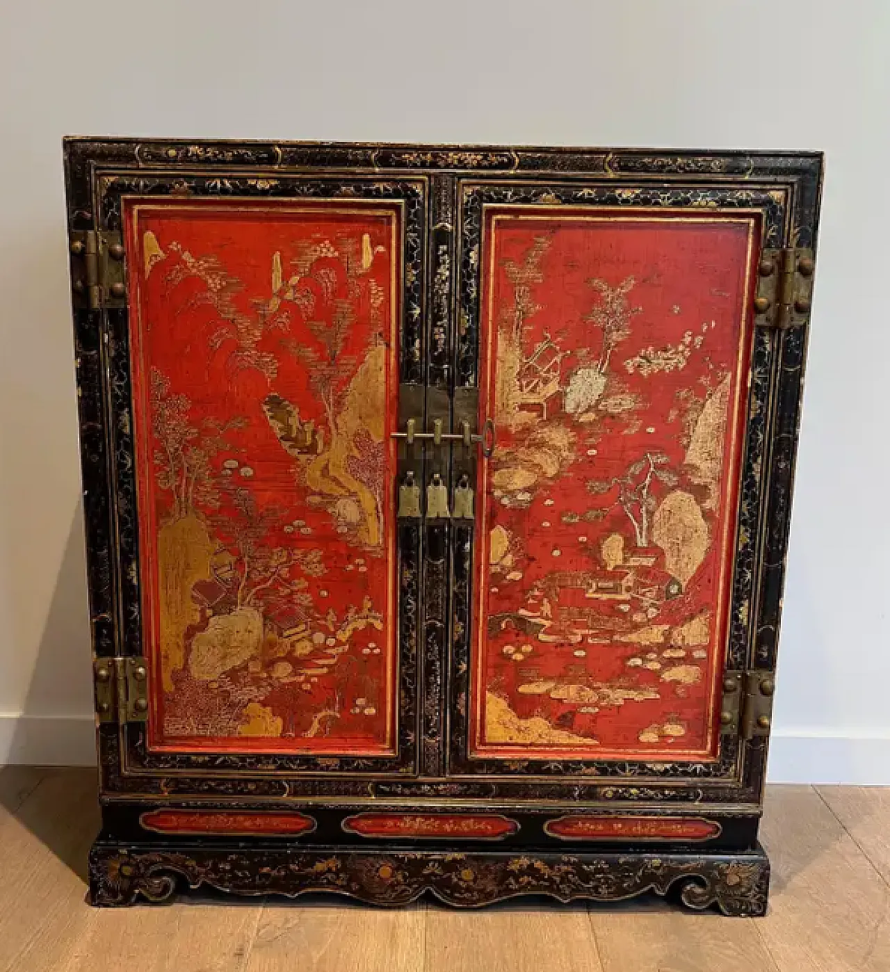 Lacquered wooden cabinet with Chinese details, 1940s 2