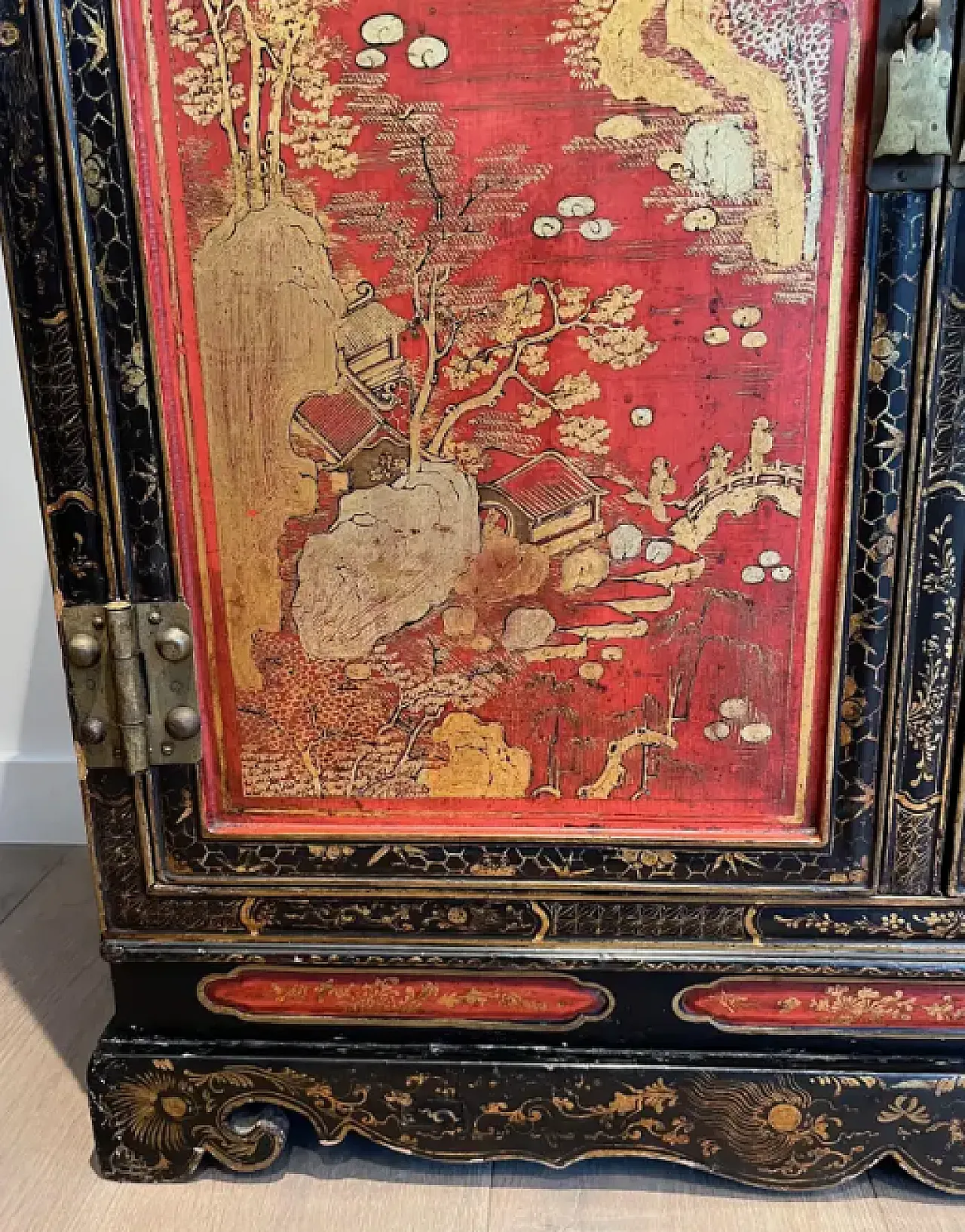 Lacquered wooden cabinet with Chinese details, 1940s 6