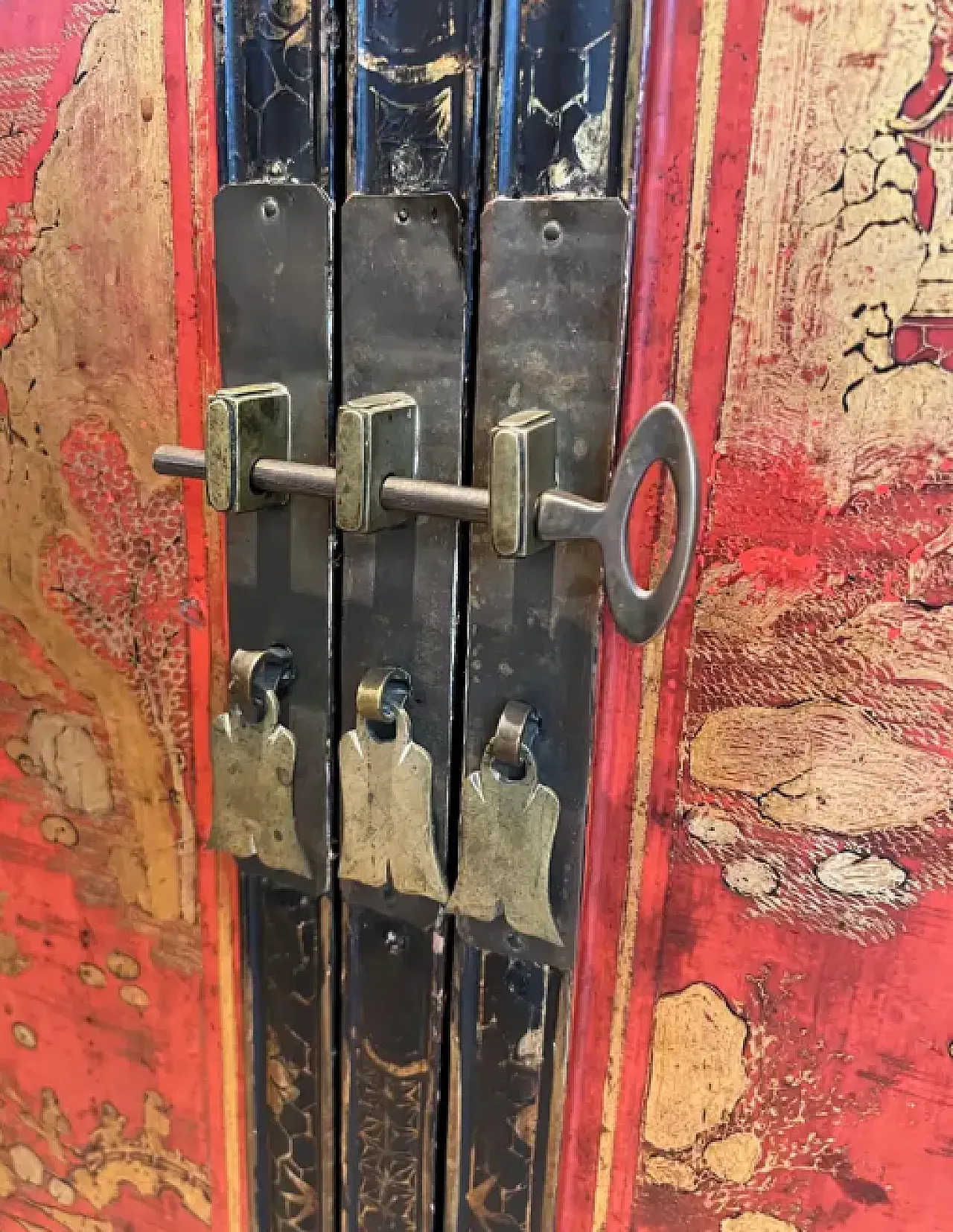 Lacquered wooden cabinet with Chinese details, 1940s 9