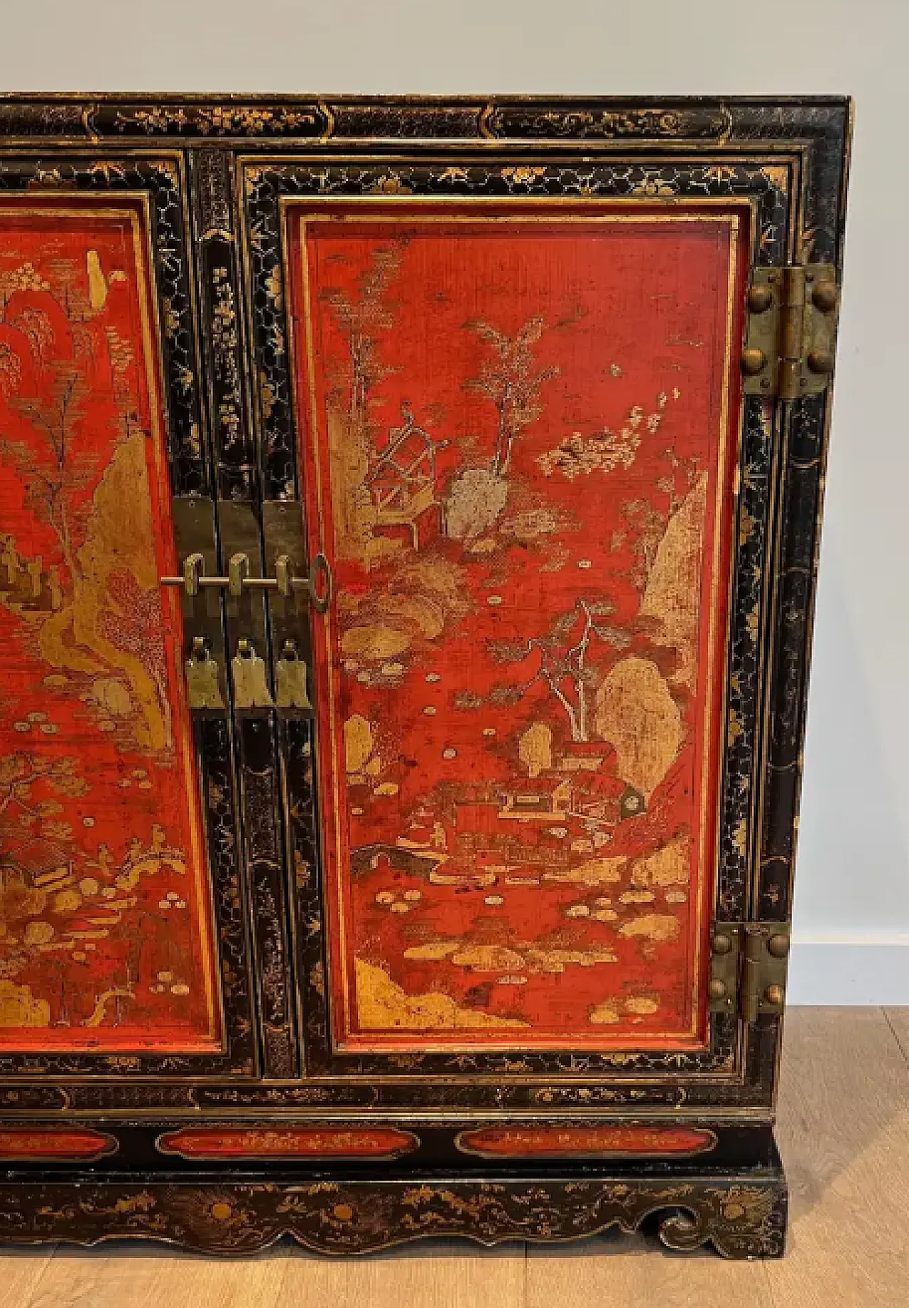 Lacquered wooden cabinet with Chinese details, 1940s 10