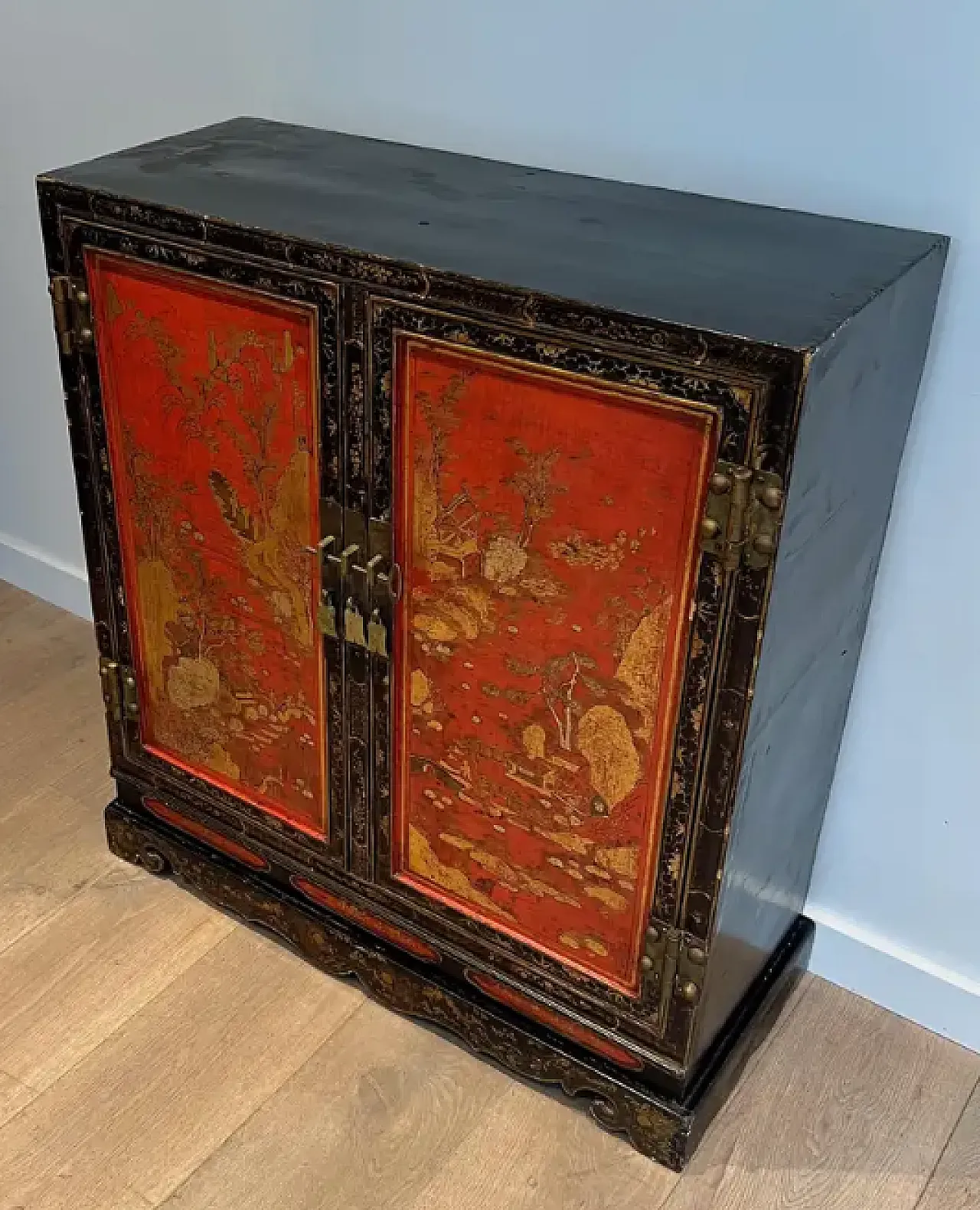 Lacquered wooden cabinet with Chinese details, 1940s 11