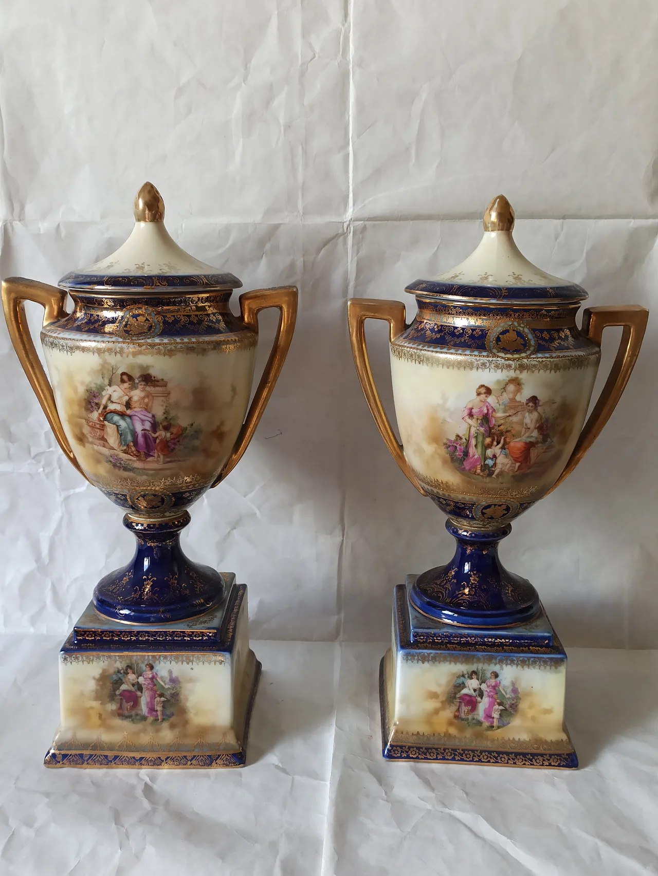 Pair of Potiche porcelain Vienna, 19th century 2