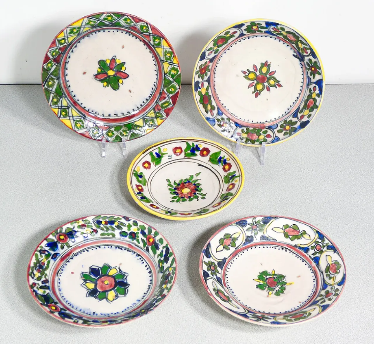 5 Hand-painted and enamelled majolica plates, 19th century 1